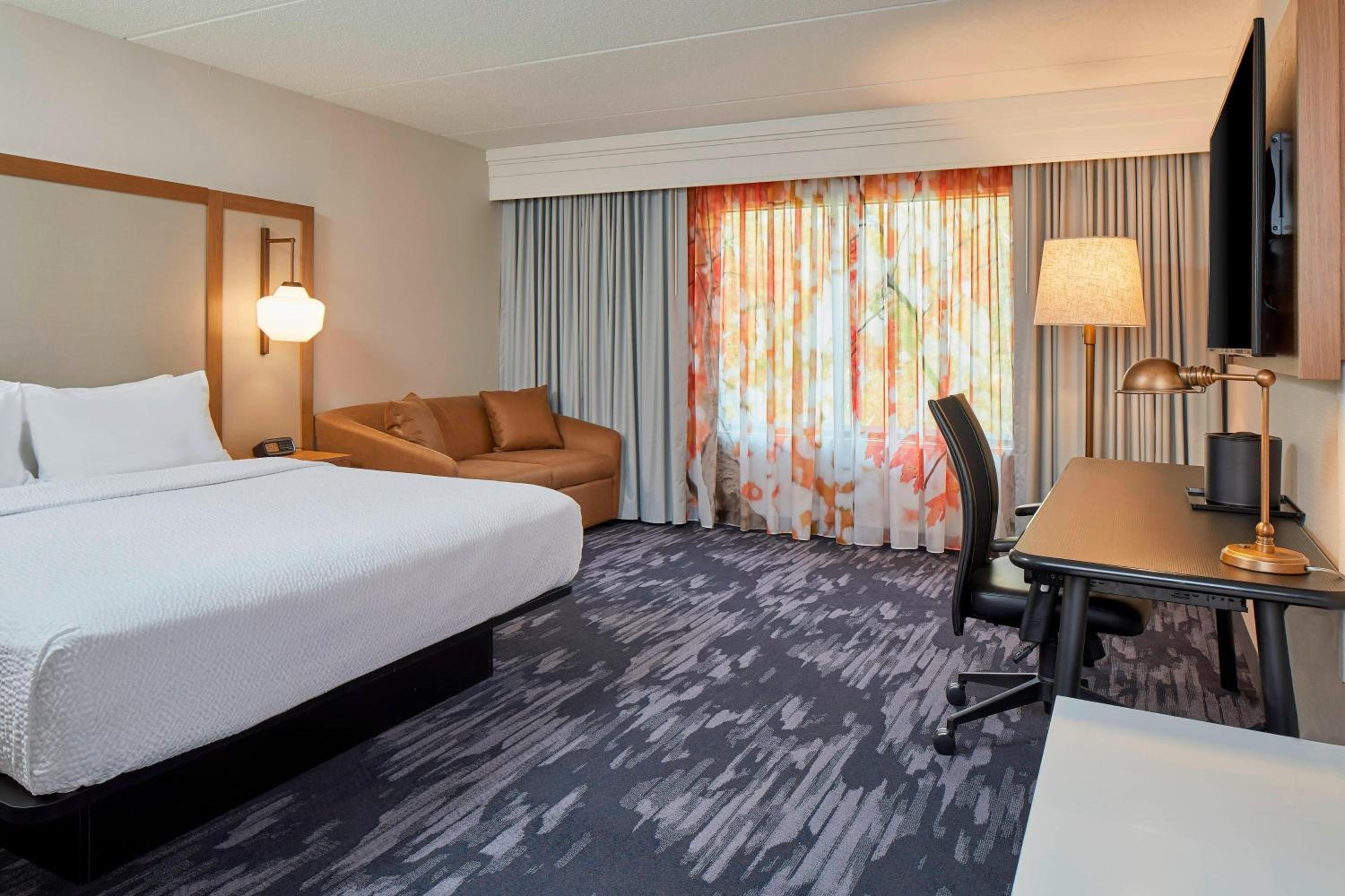 King Room with Adapted Tub - Mobility and Hearing Accessible - Photo 1