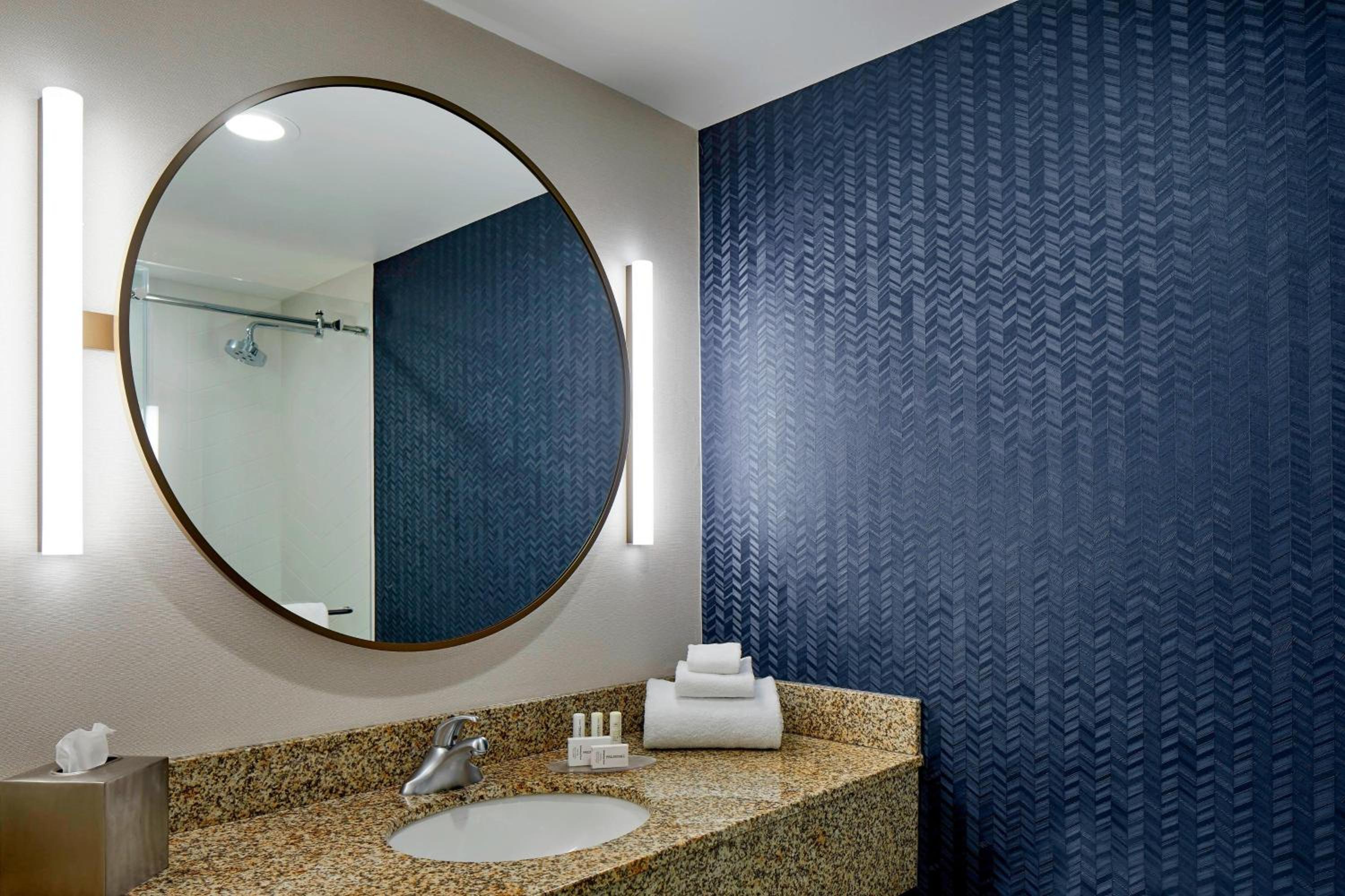 King Room with Adapted Tub - Mobility and Hearing Accessible - Photo 11