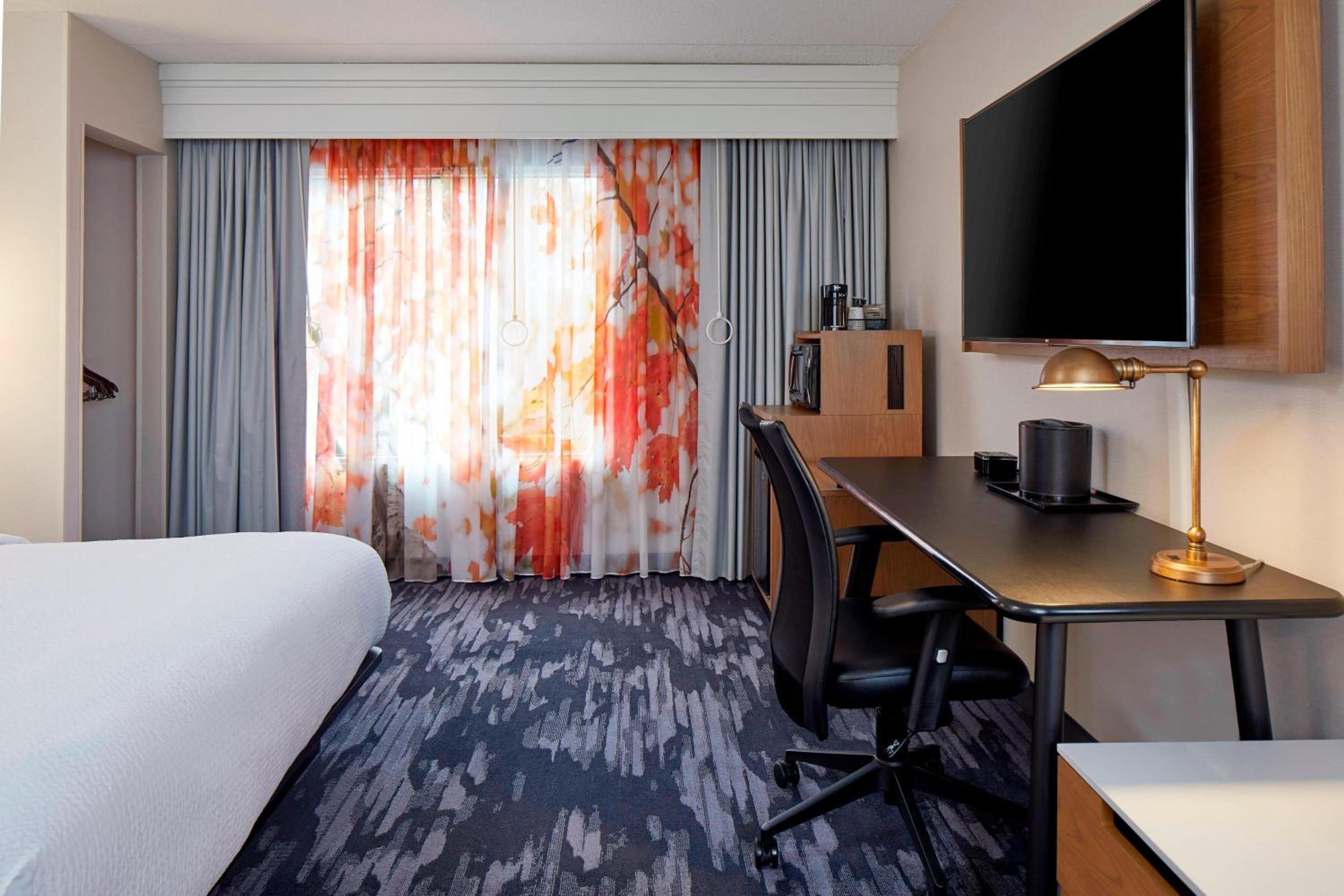 King Room with Adapted Tub - Mobility and Hearing Accessible - Photo 8
