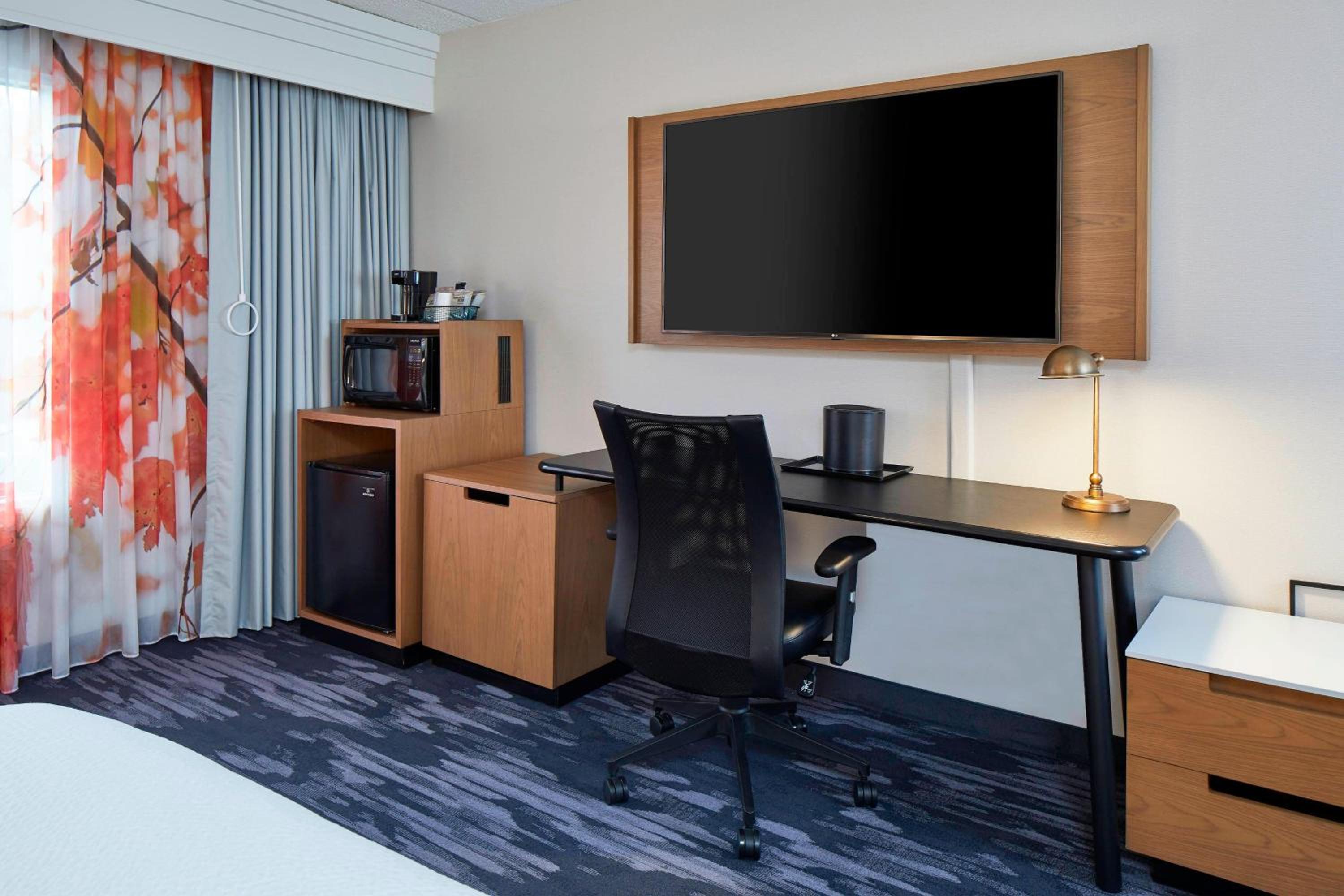King Room with Adapted Tub - Mobility and Hearing Accessible - Photo 6