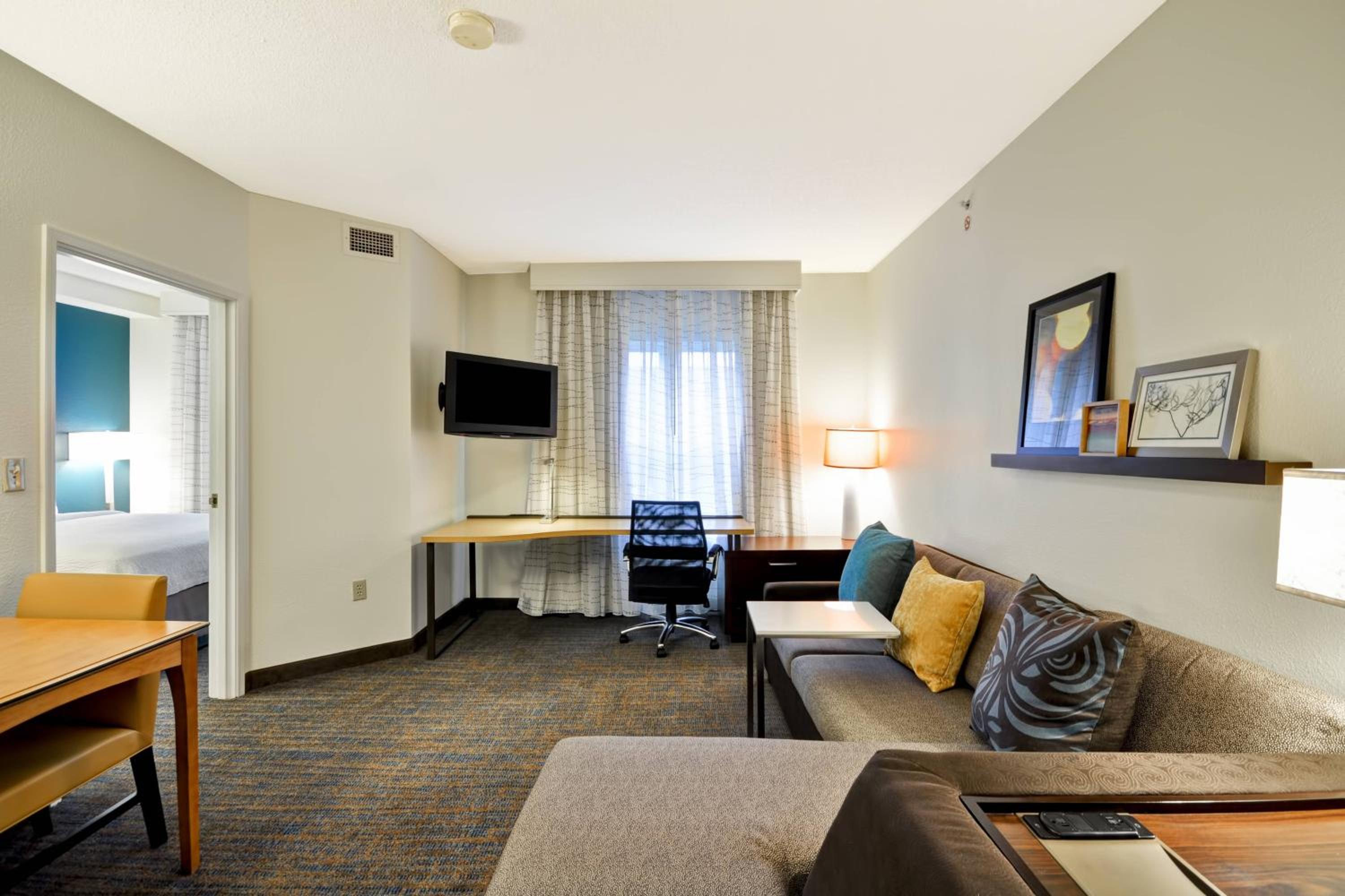 One-Bedroom Queen Suite with View - Photo 4