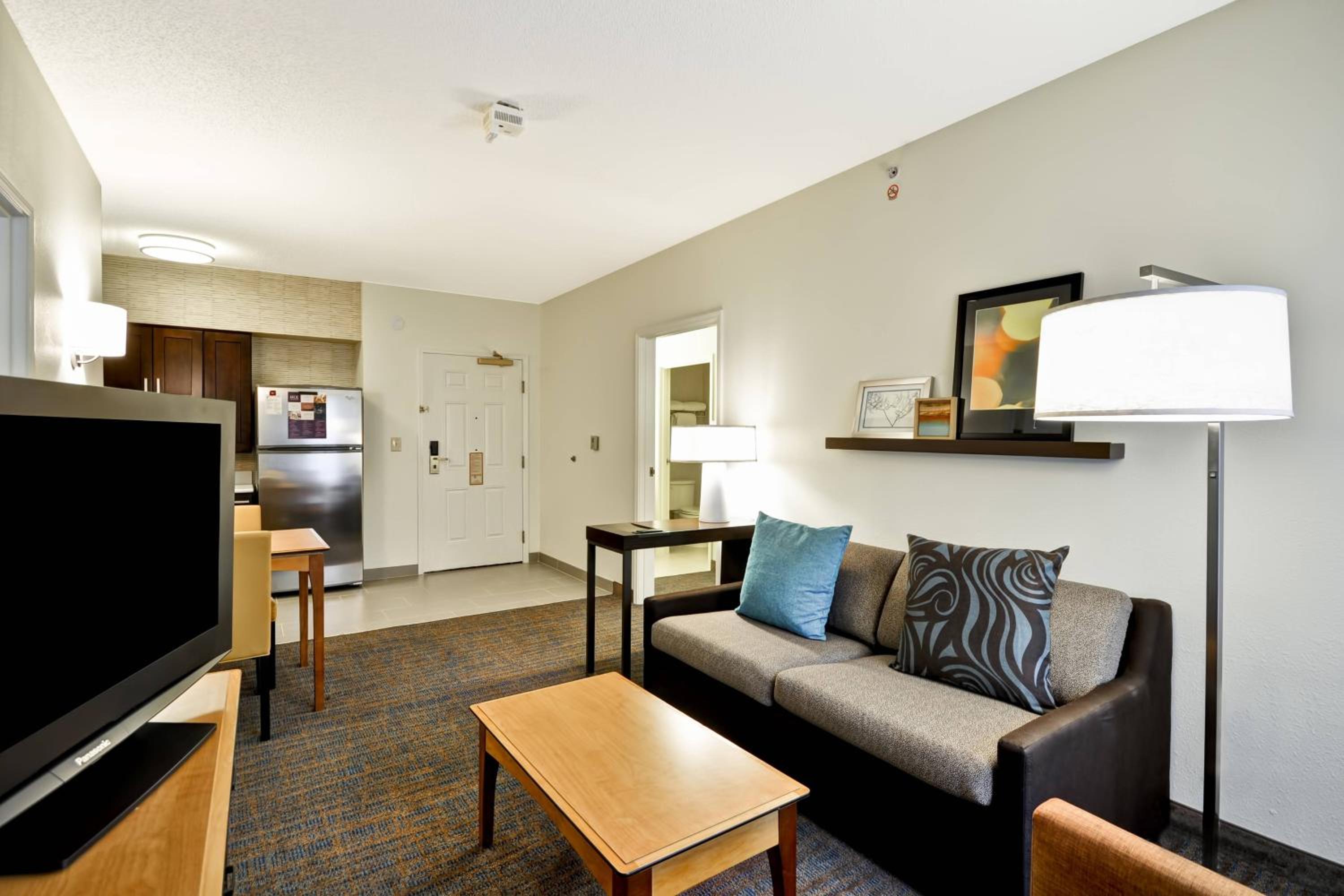Two-Bedroom Queen Suite - Photo 6