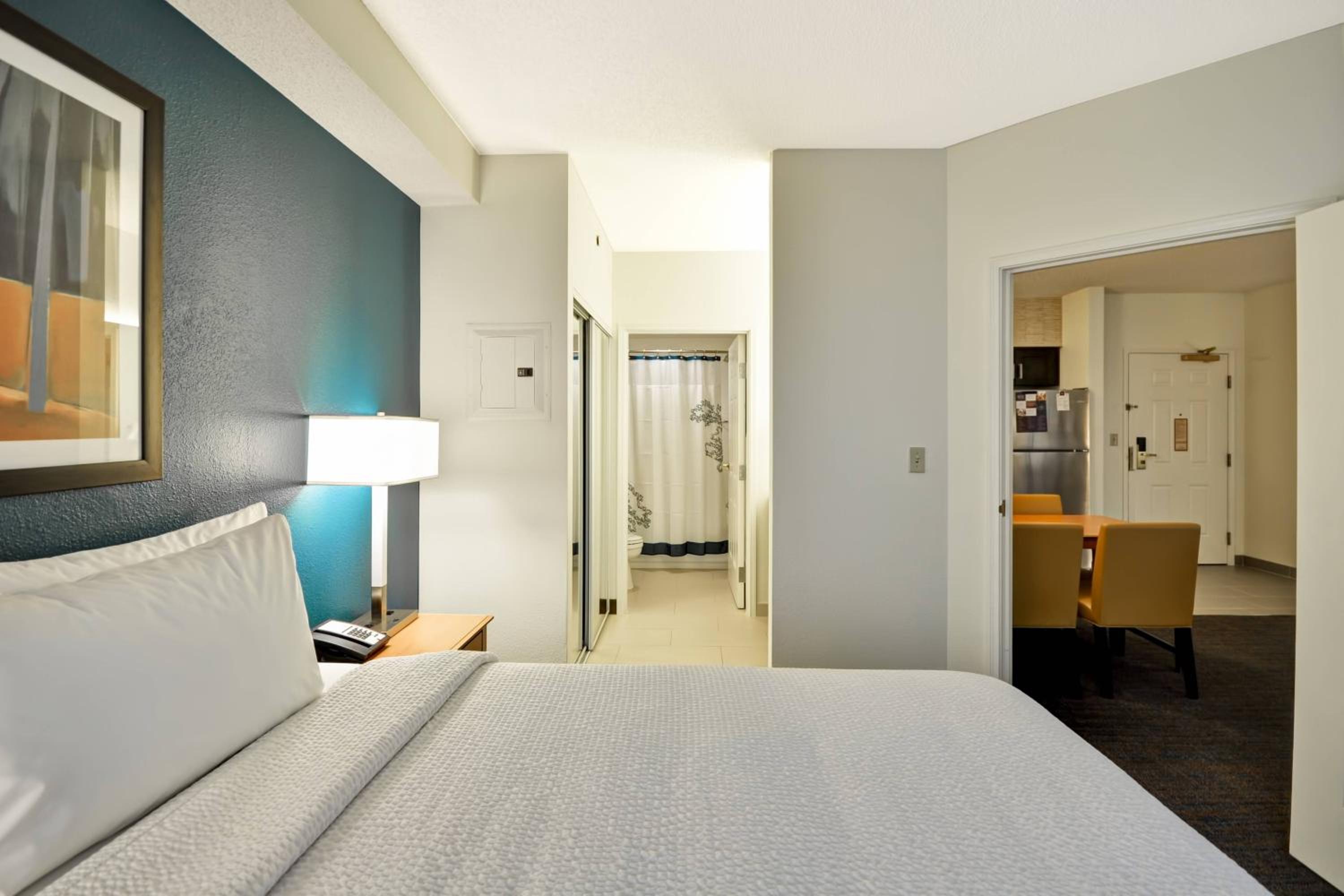 One-Bedroom Queen Suite with View - Photo 6