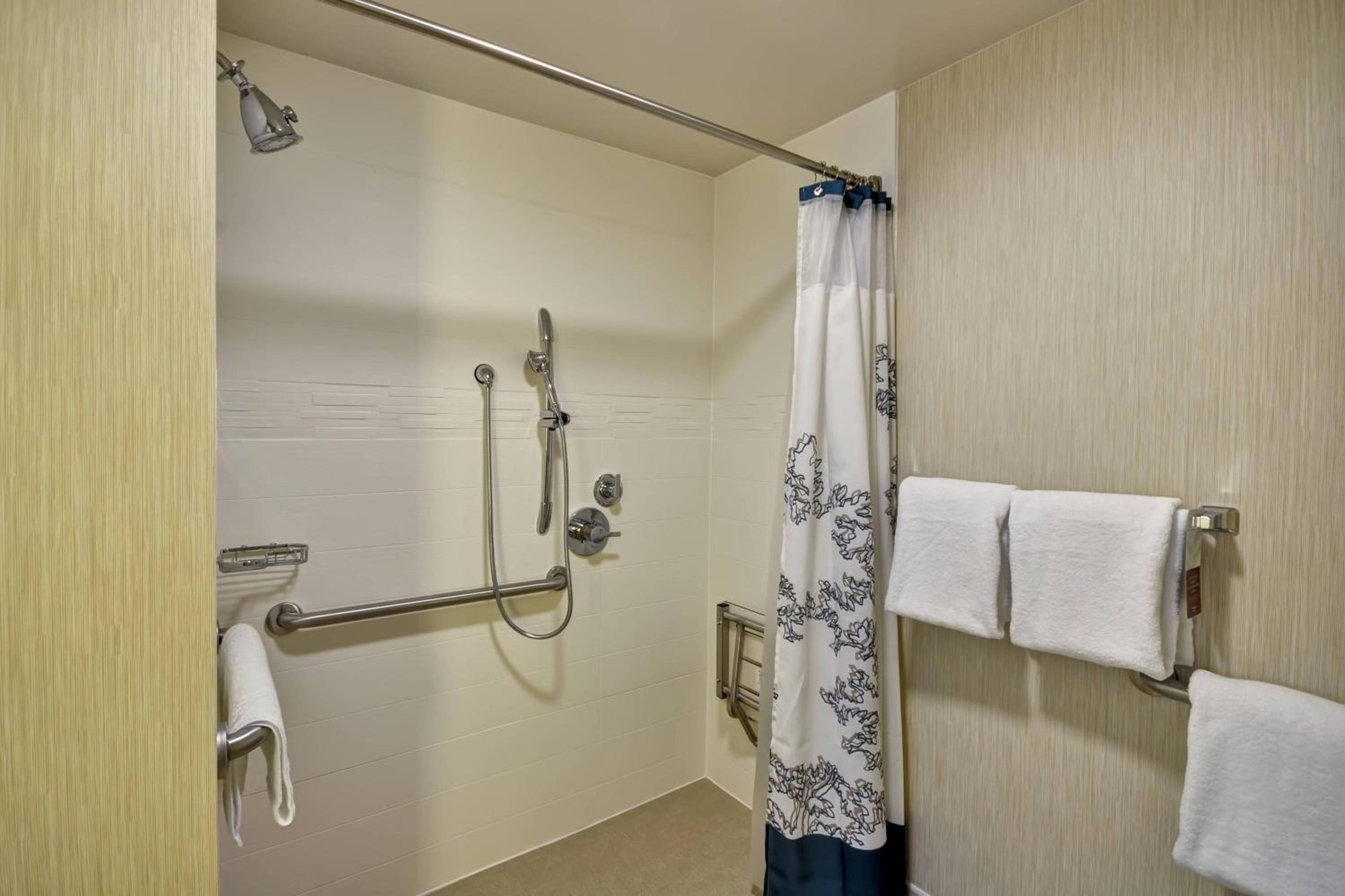 Two-Bedroom Queen Suite - Photo 7