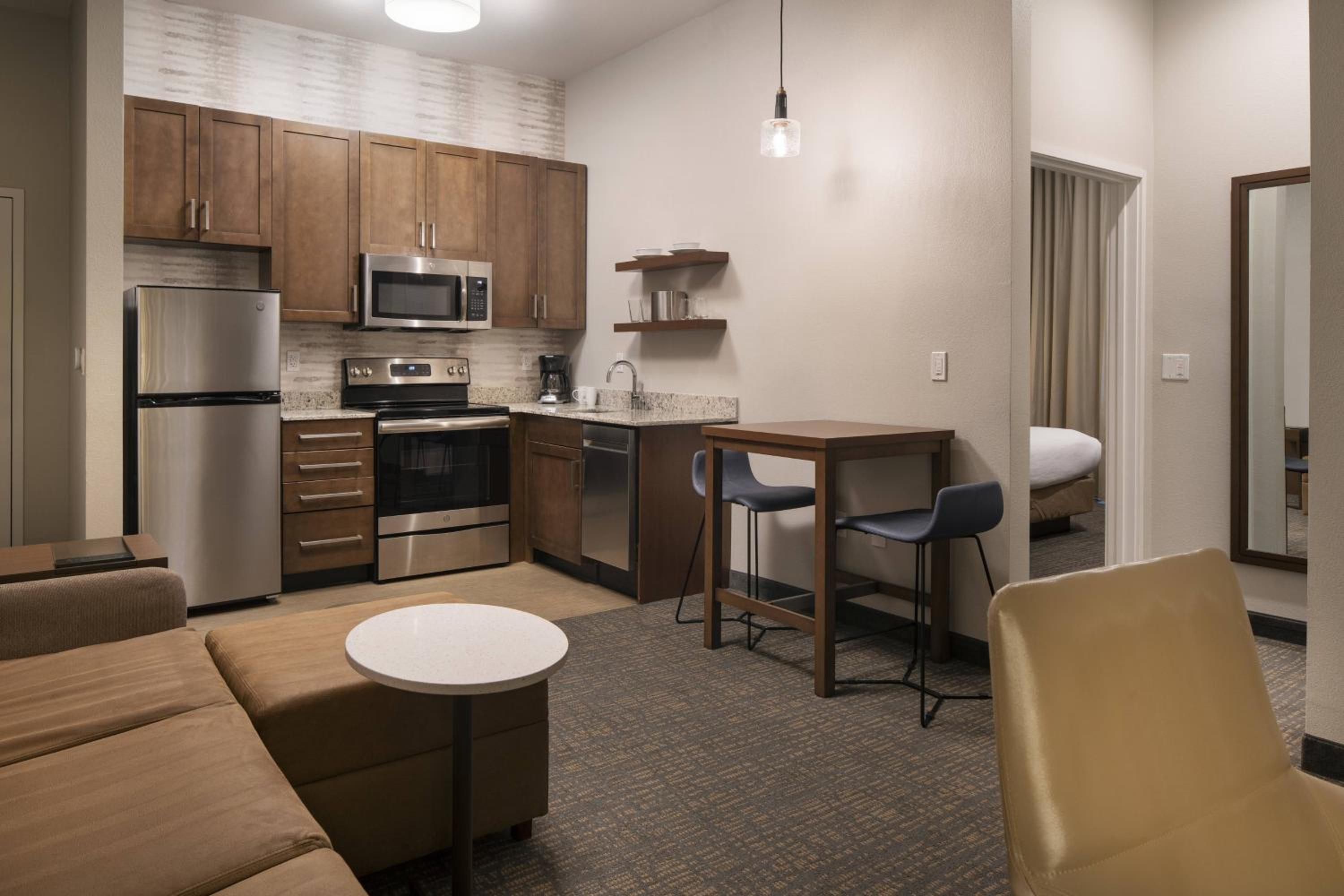 1 Bedroom Suite, 1 King - Photo 2