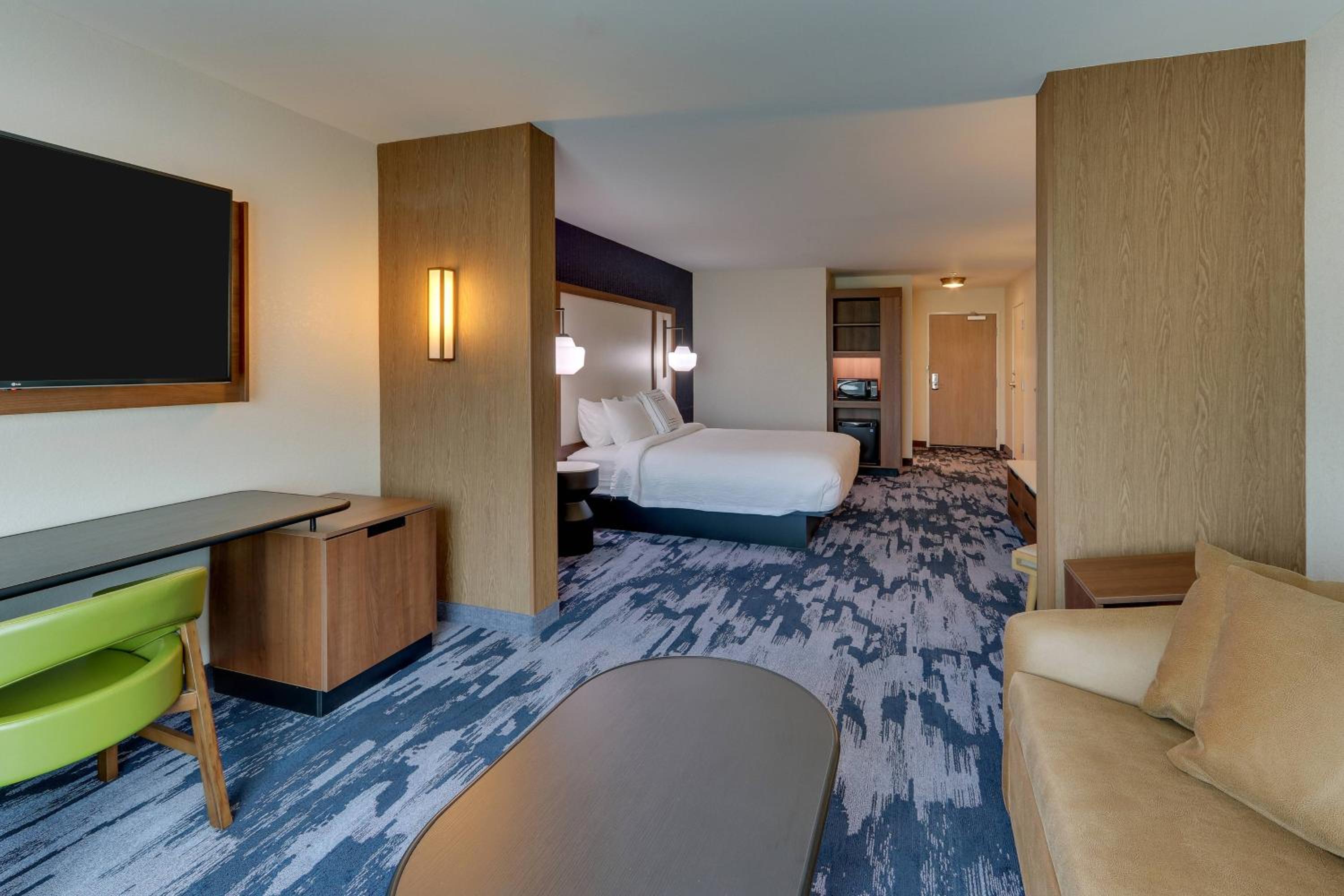 Suite, 1 King, Sofa bed - Photo 3