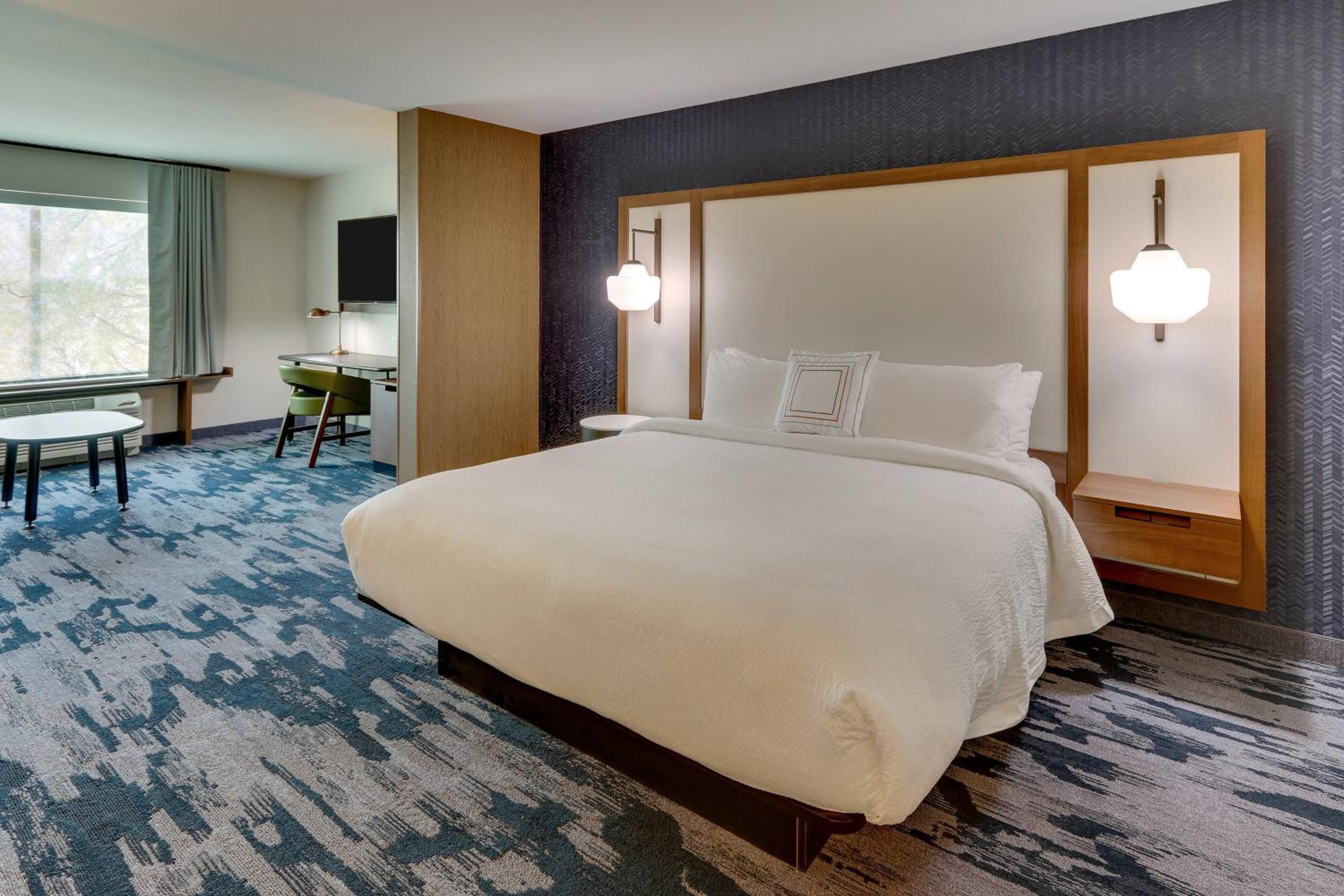 Suite, 1 King, Sofa bed - Photo 4