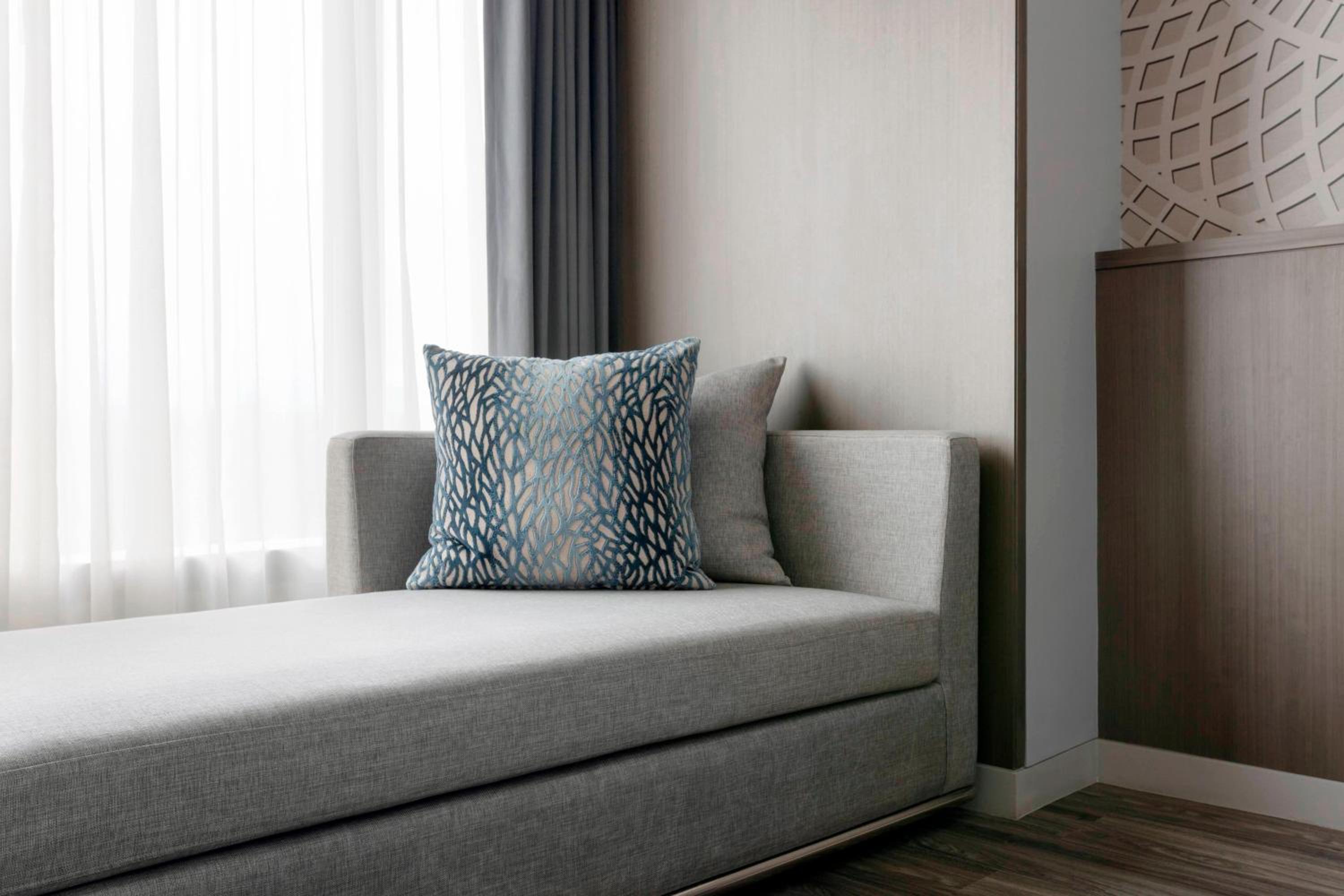 Deluxe King Room - Photo 9