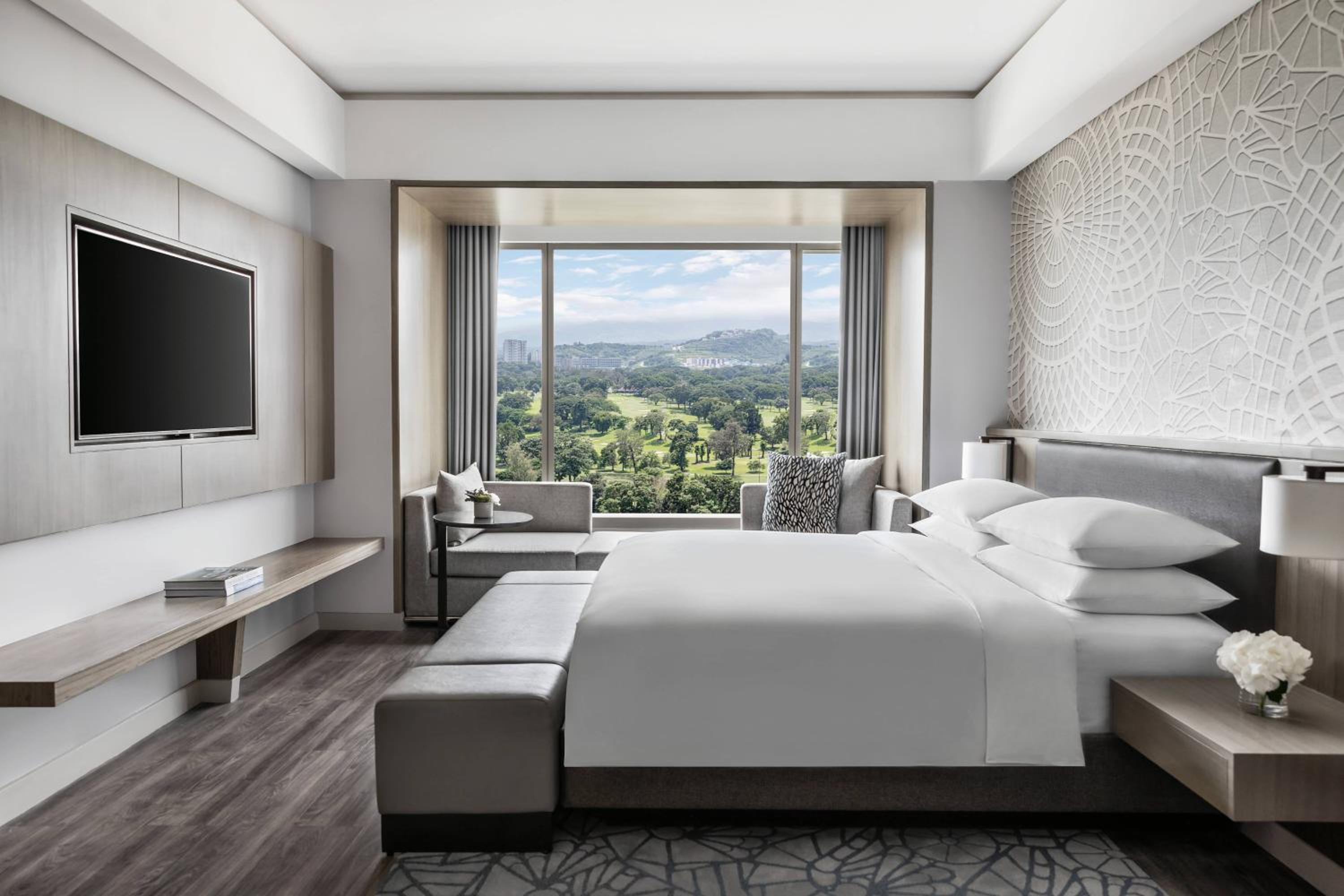 Deluxe King Suite with Executive Lounge Access - Photo 7