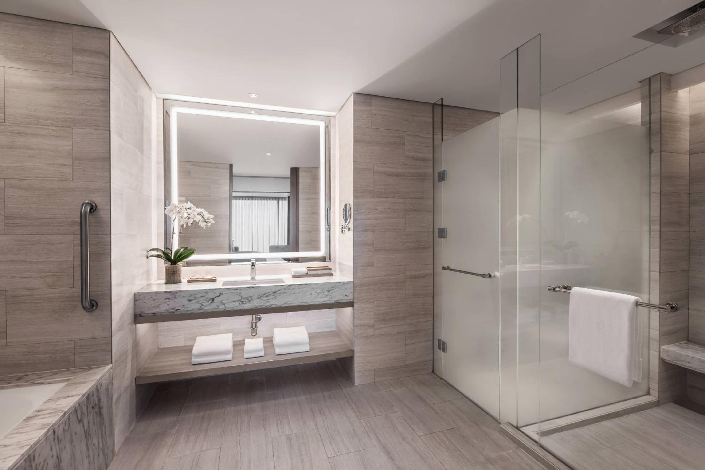Deluxe King Suite with Executive Lounge Access - Photo 14