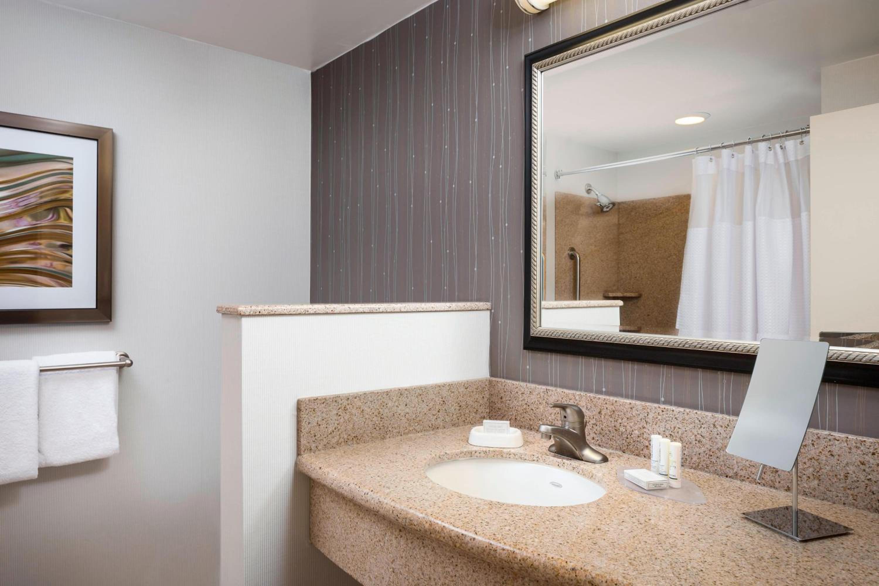 Queen Room with Two Queen Beds - Hearing Accessible - Photo 3
