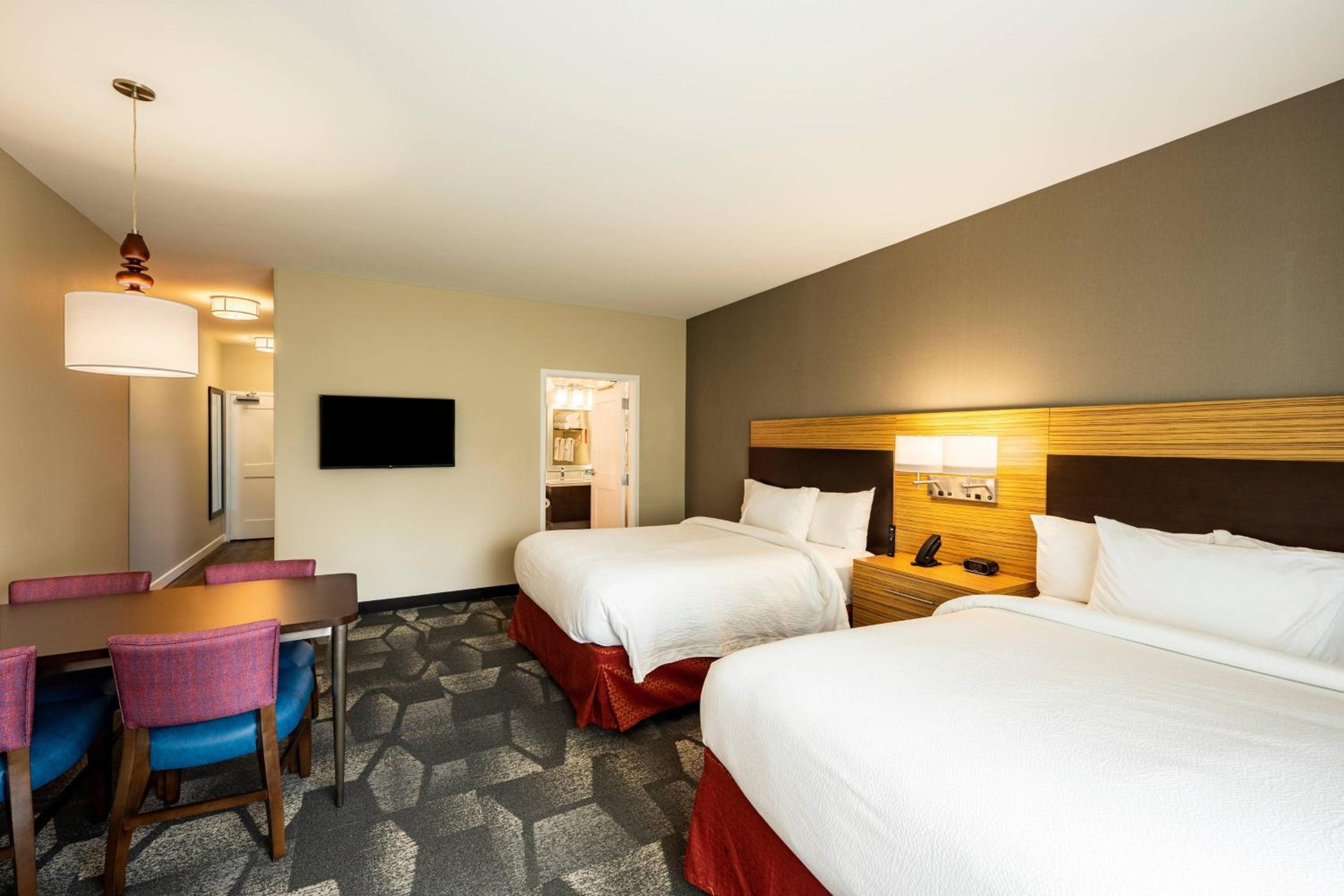 Corner Room with 2 Queen Beds - Photo 1
