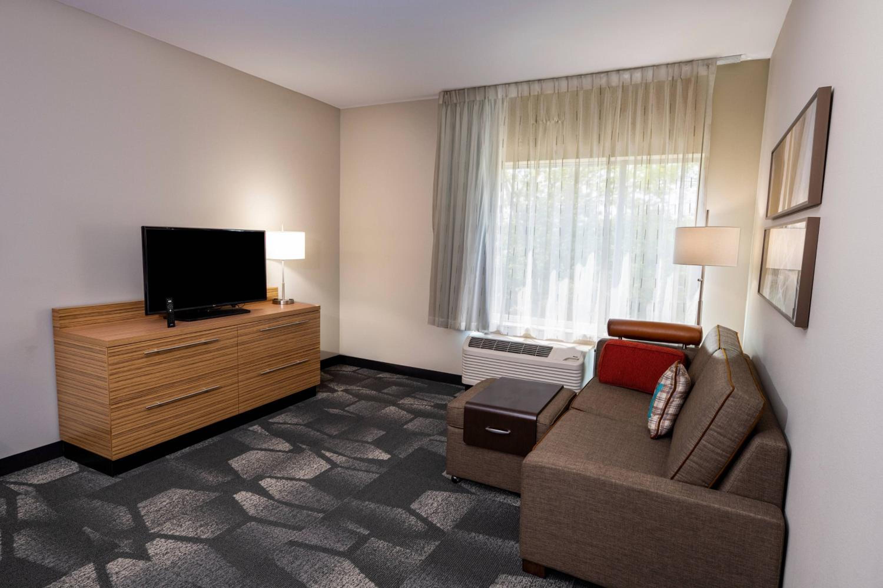 One-Bedroom Queen Suite with Sofa Bed - Photo 4