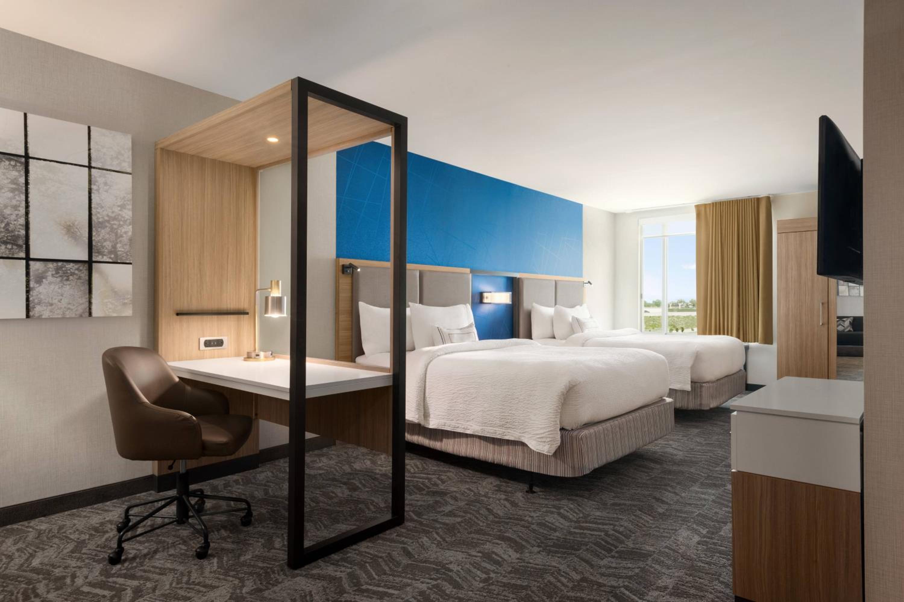 Suite, 2 Queen, Trundle bed, City view photo 2