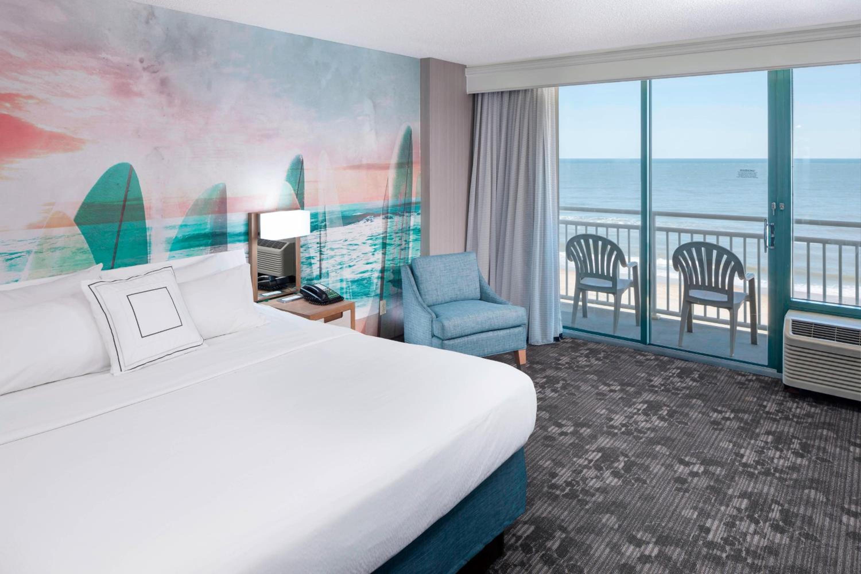One-Bedroom King Center Suite, Sofa Bed, Balconies, Oceanfront View - Photo 5