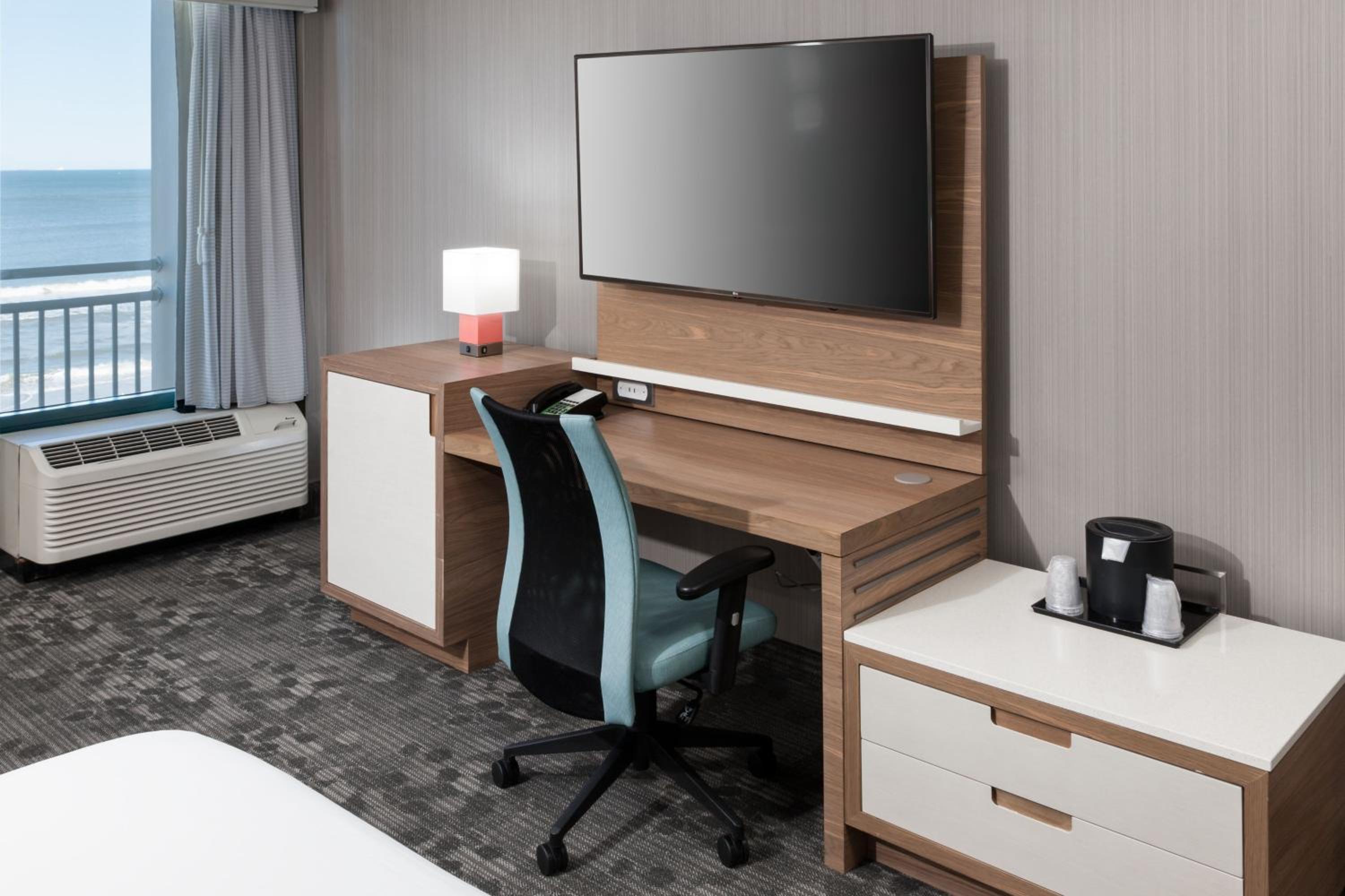 High Floor, Guest room, 1 King, Sofa bed, Ocean view photo 2