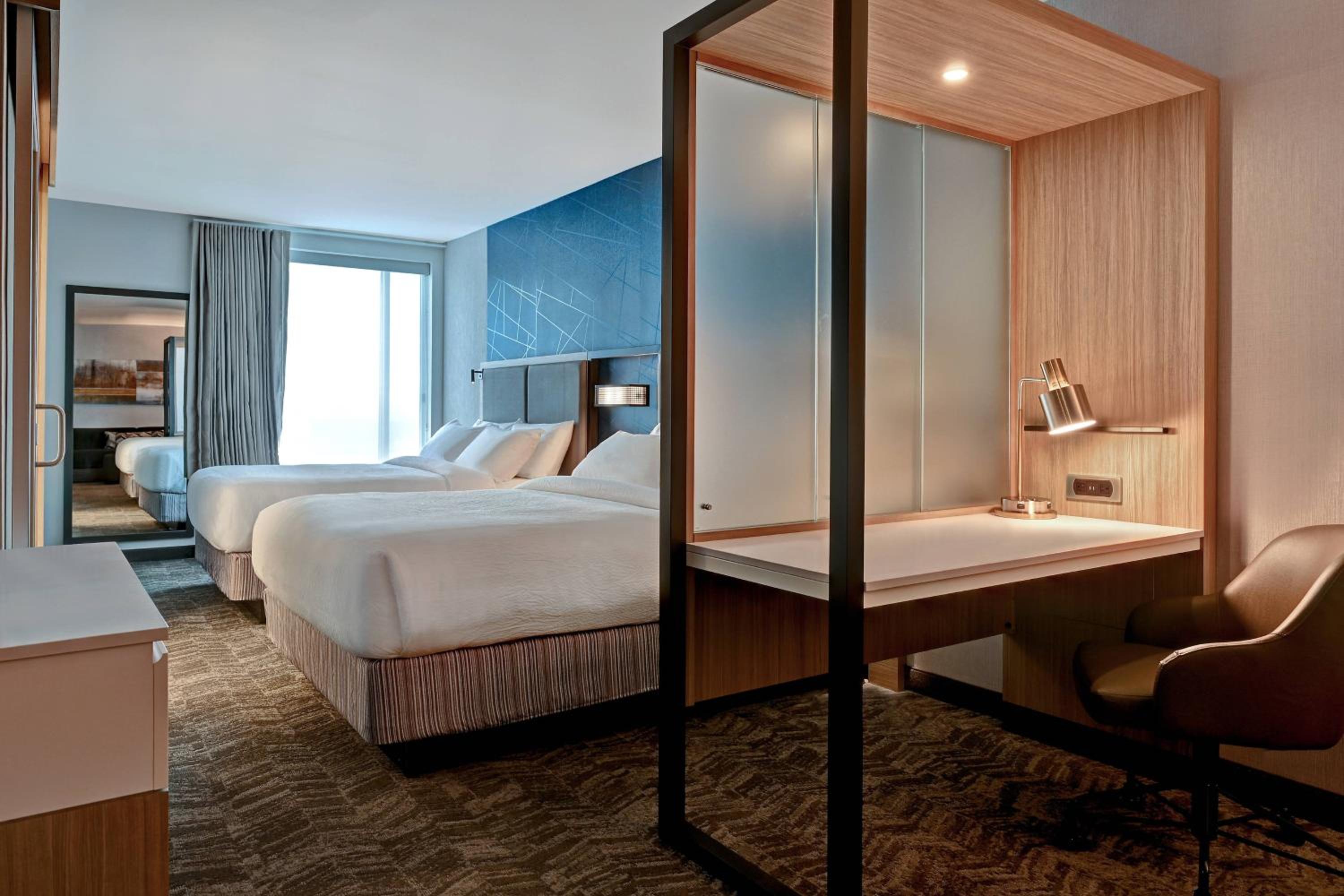 Suite, 2 Queen, Trundle bed - Photo 8