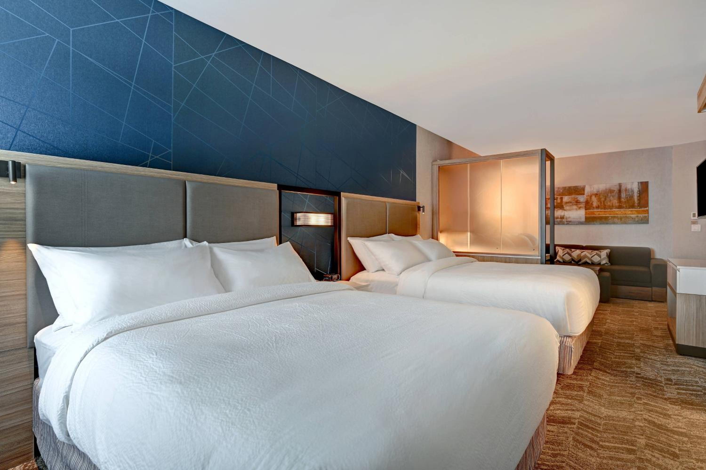 Suite, 2 Queen, Trundle bed - Photo 4
