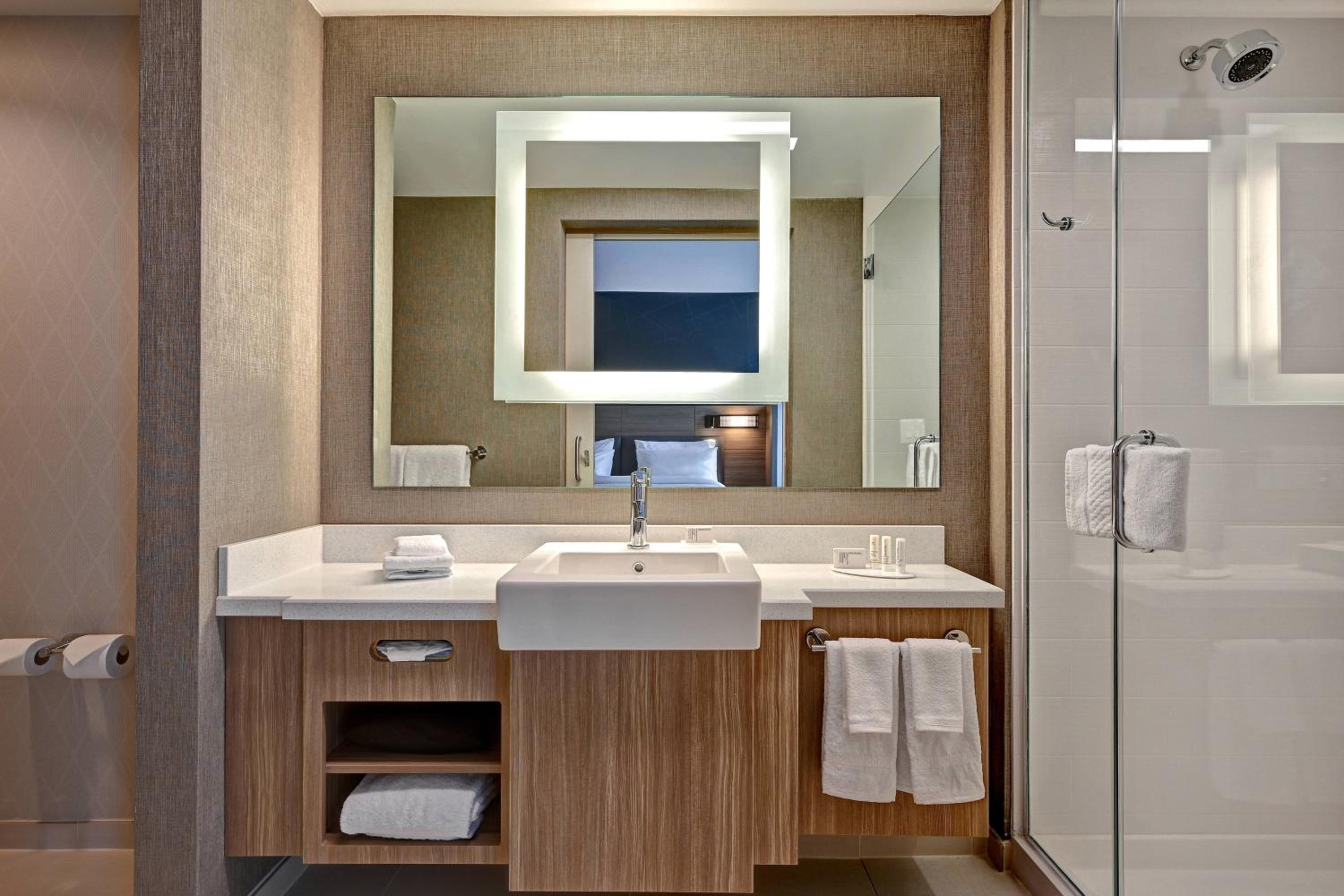 Suite, 1 King, Trundle bed - Photo 2