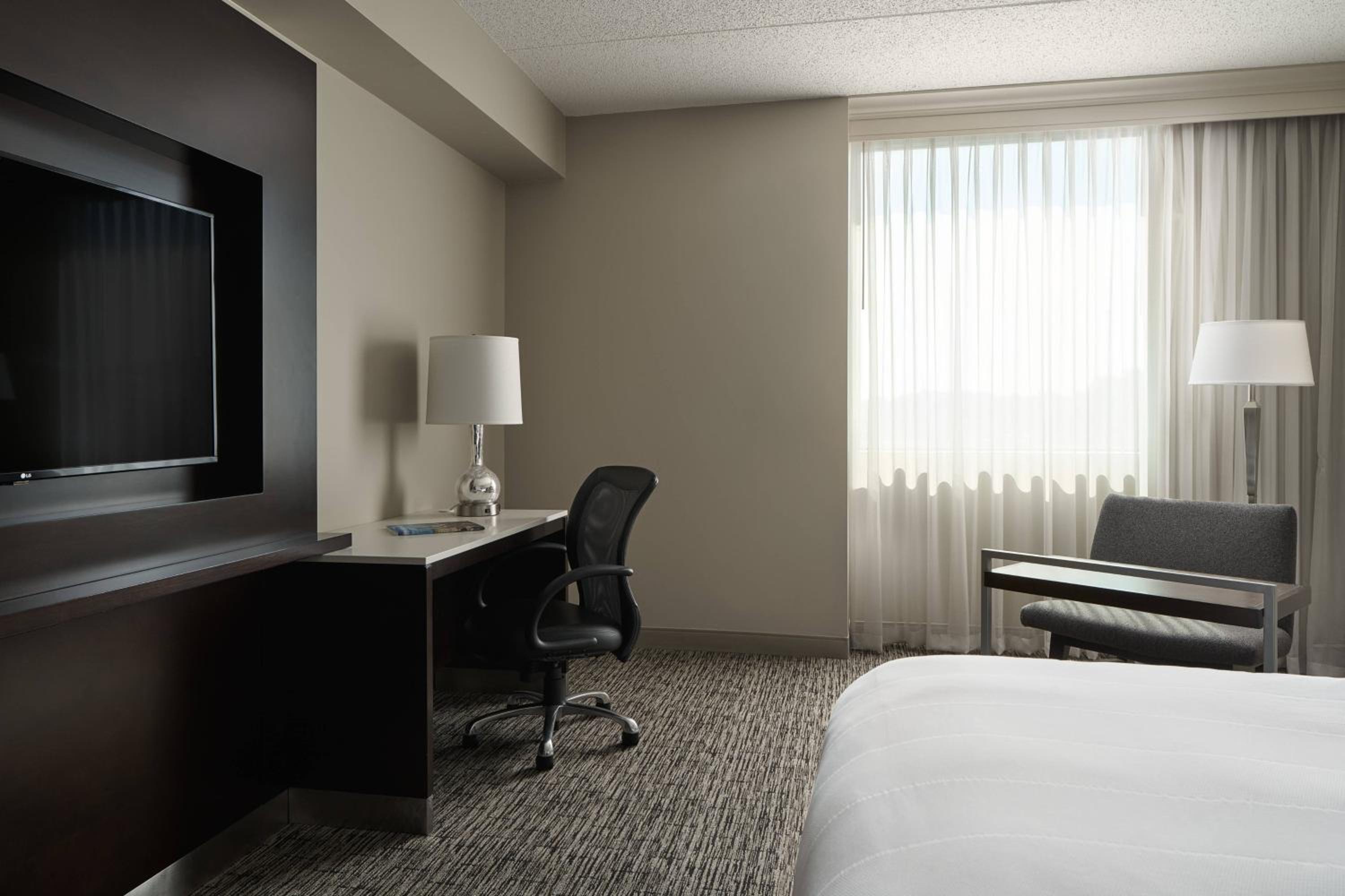 Larger Guest room, 1 King, Corner room photo 3