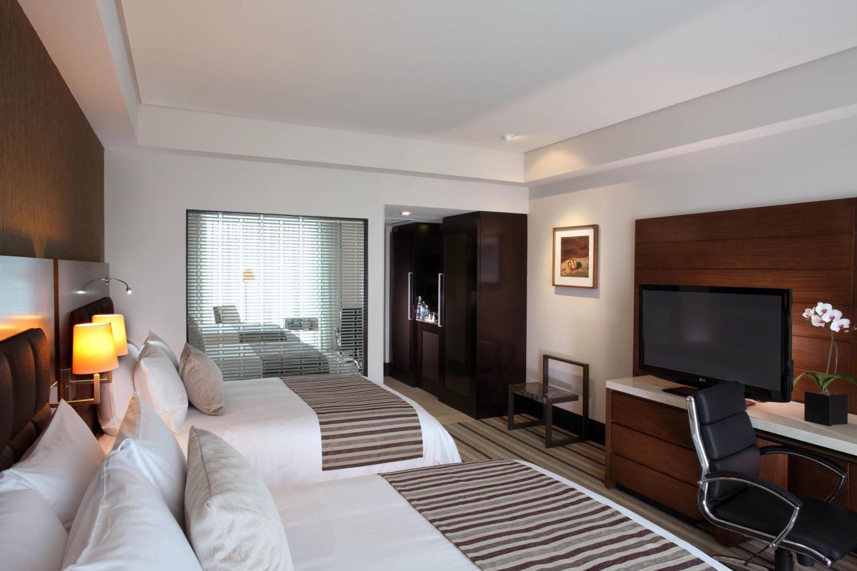 Deluxe Guest room, 2 Double, City view - Photo 5