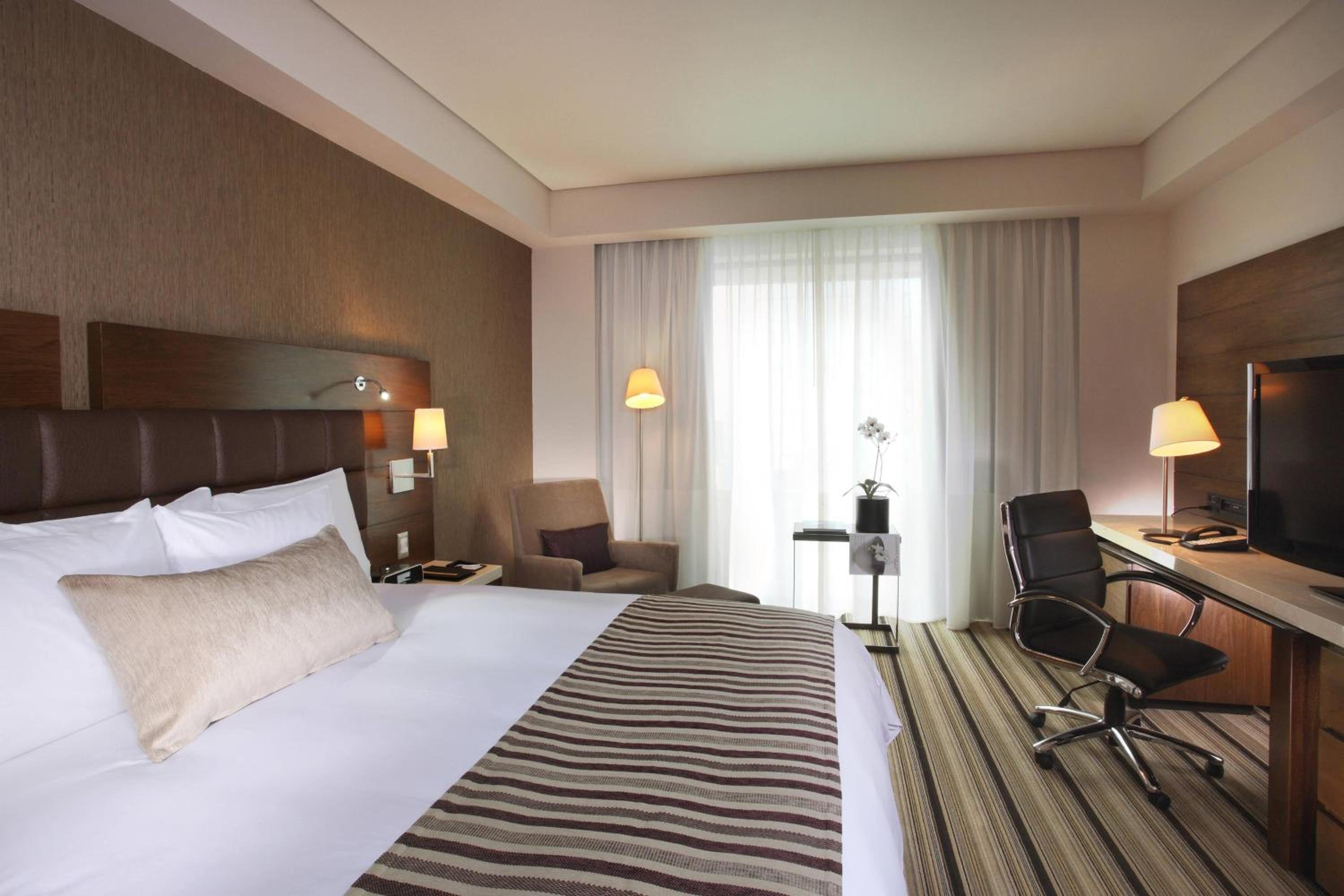 Executive level Guest room, 1 King Bed, City view  - Photo 10