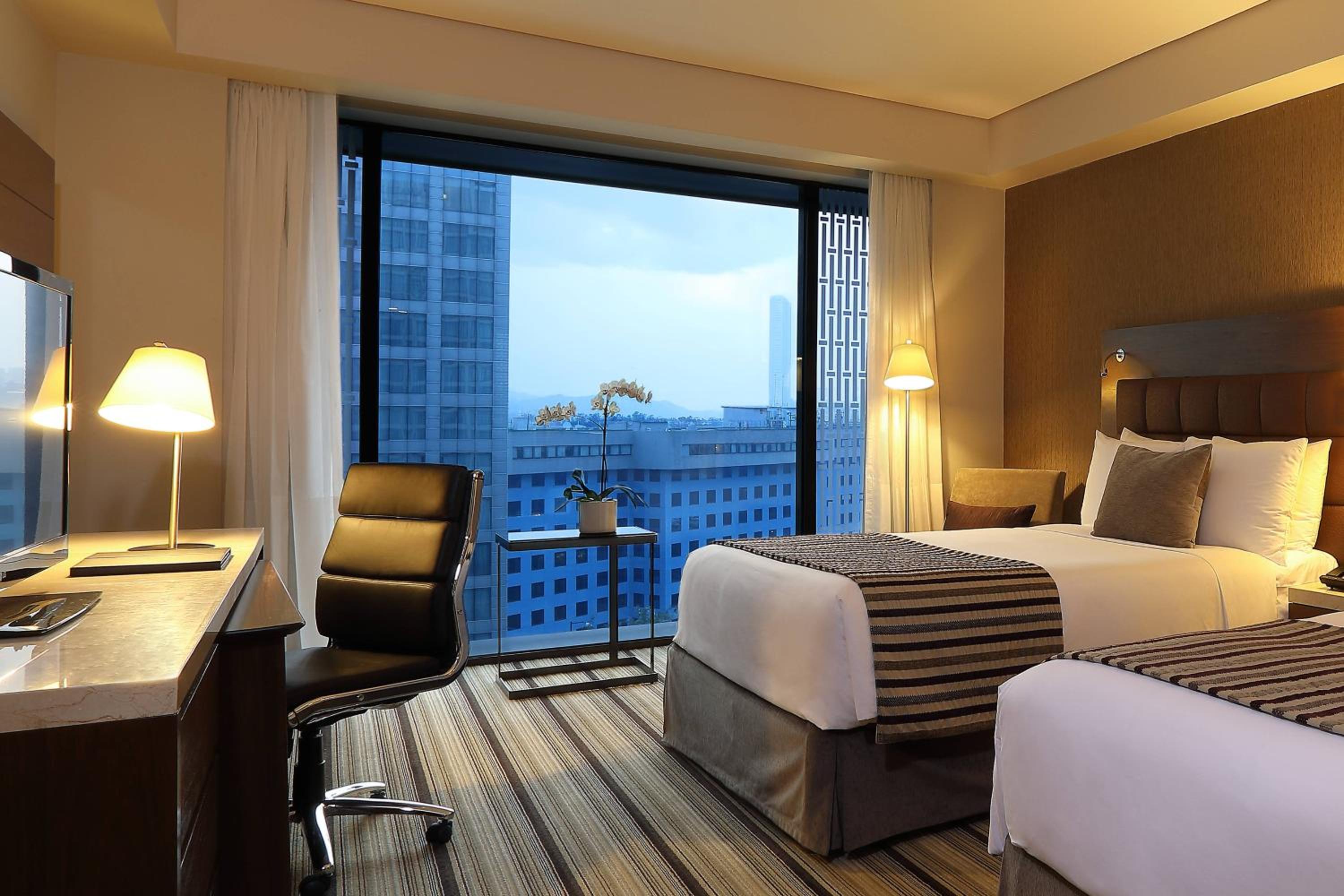 Deluxe Guest Room, 2 Double, City View