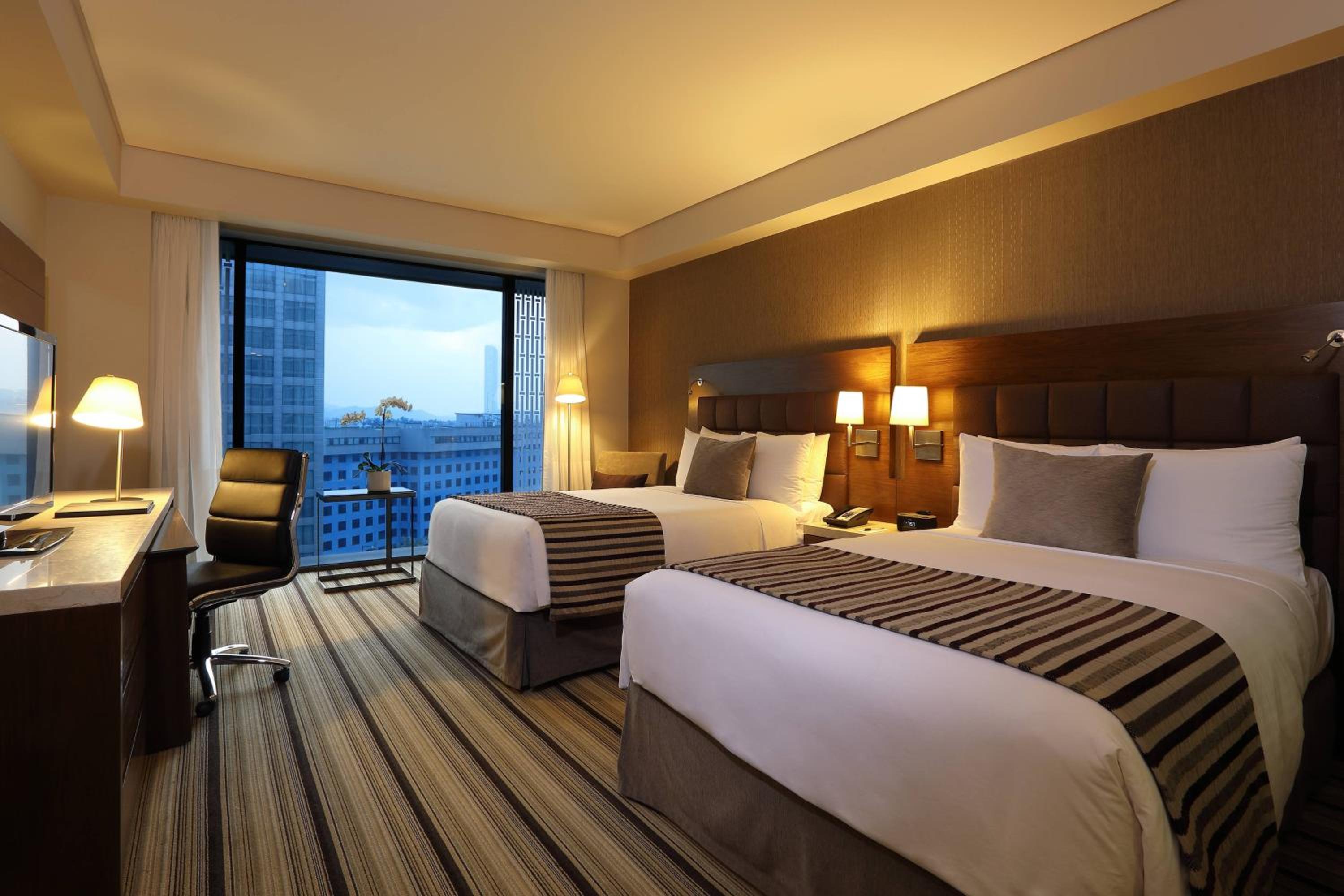Deluxe Guest room, 2 Double, City view - Photo 4