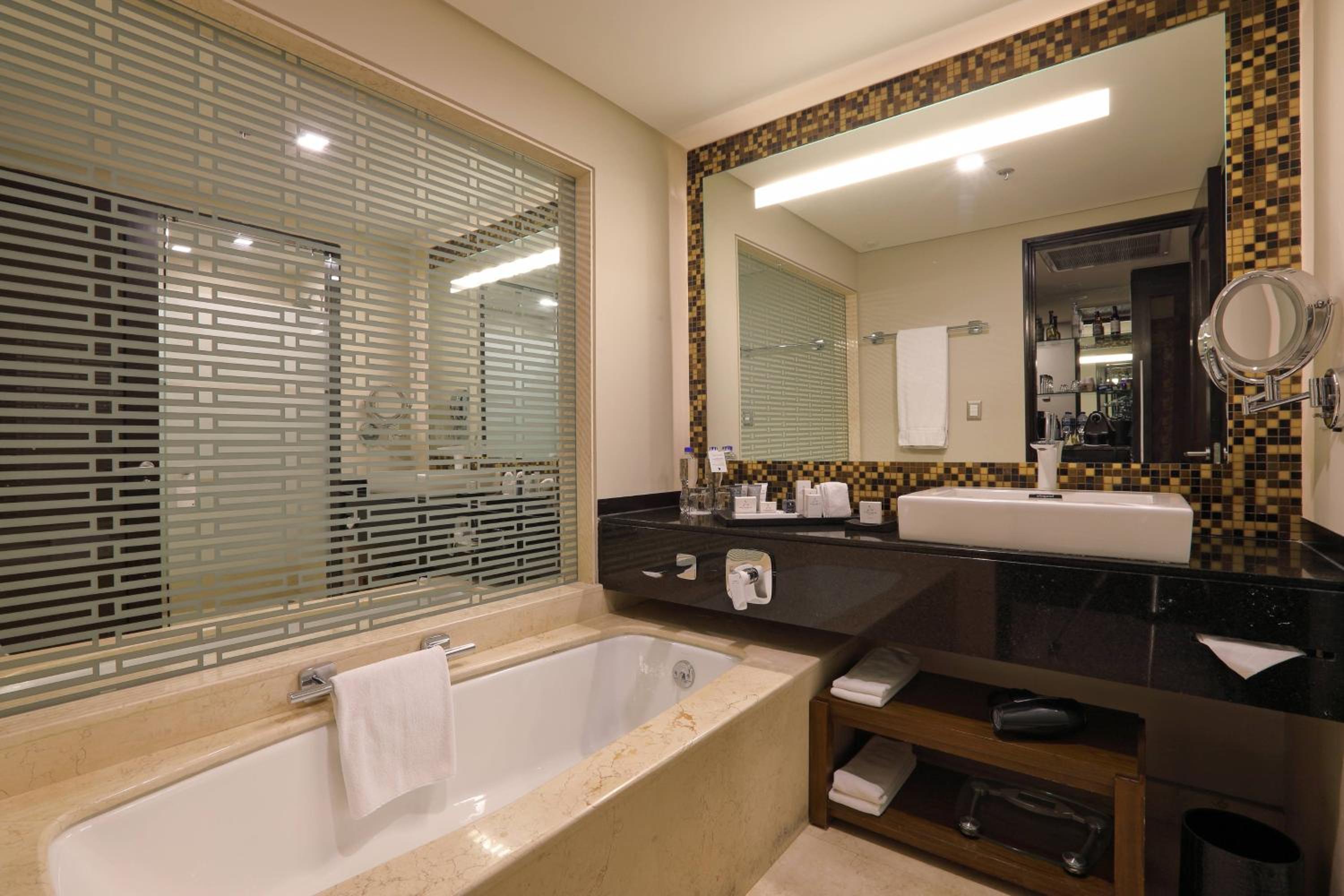Executive level Guest room, 1 King Bed, City view  - Photo 12