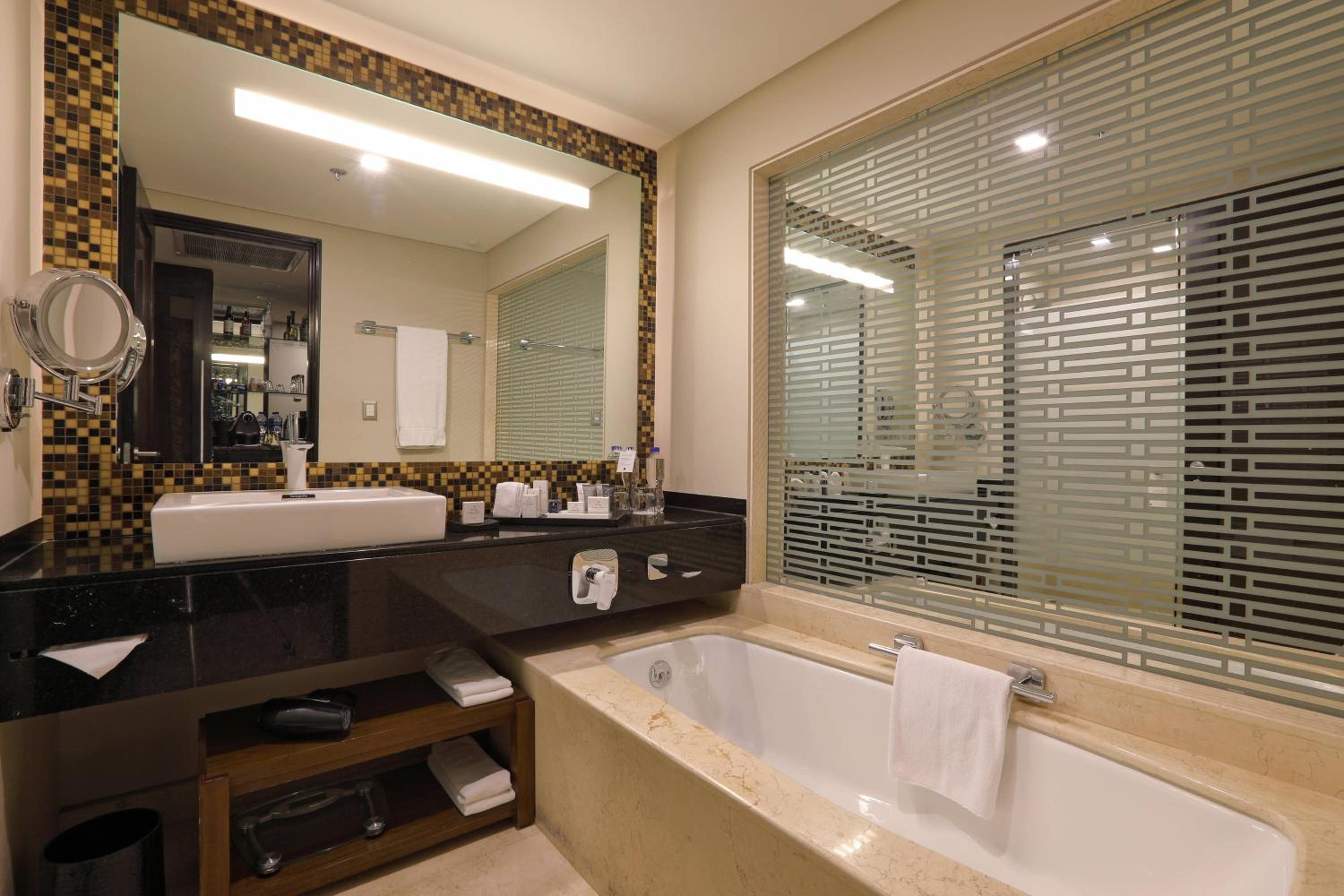 Deluxe Guest room, 1 King Bed, City view                   - Photo 3