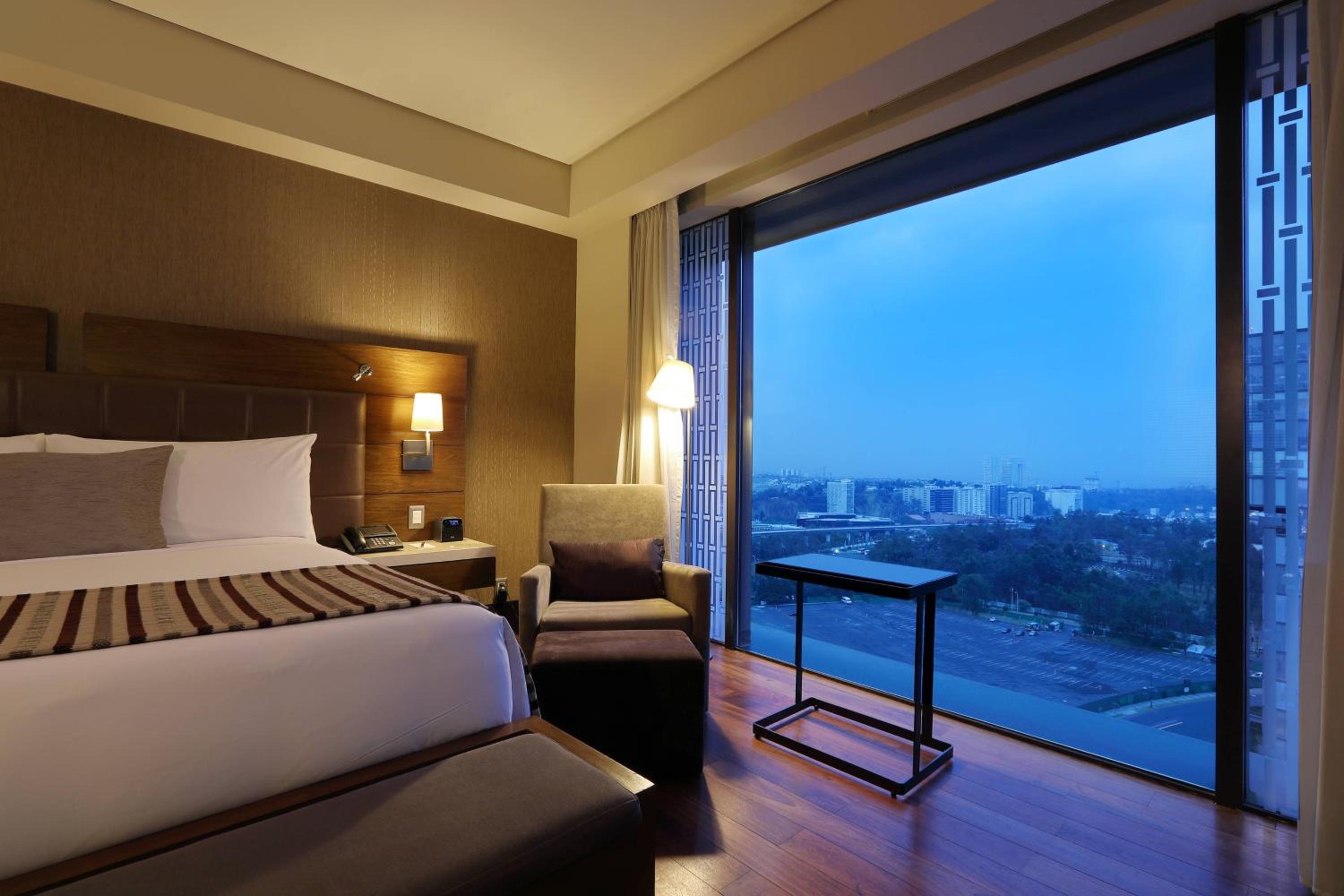 Executive level Guest room, 1 King Bed, City view  - Photo 11