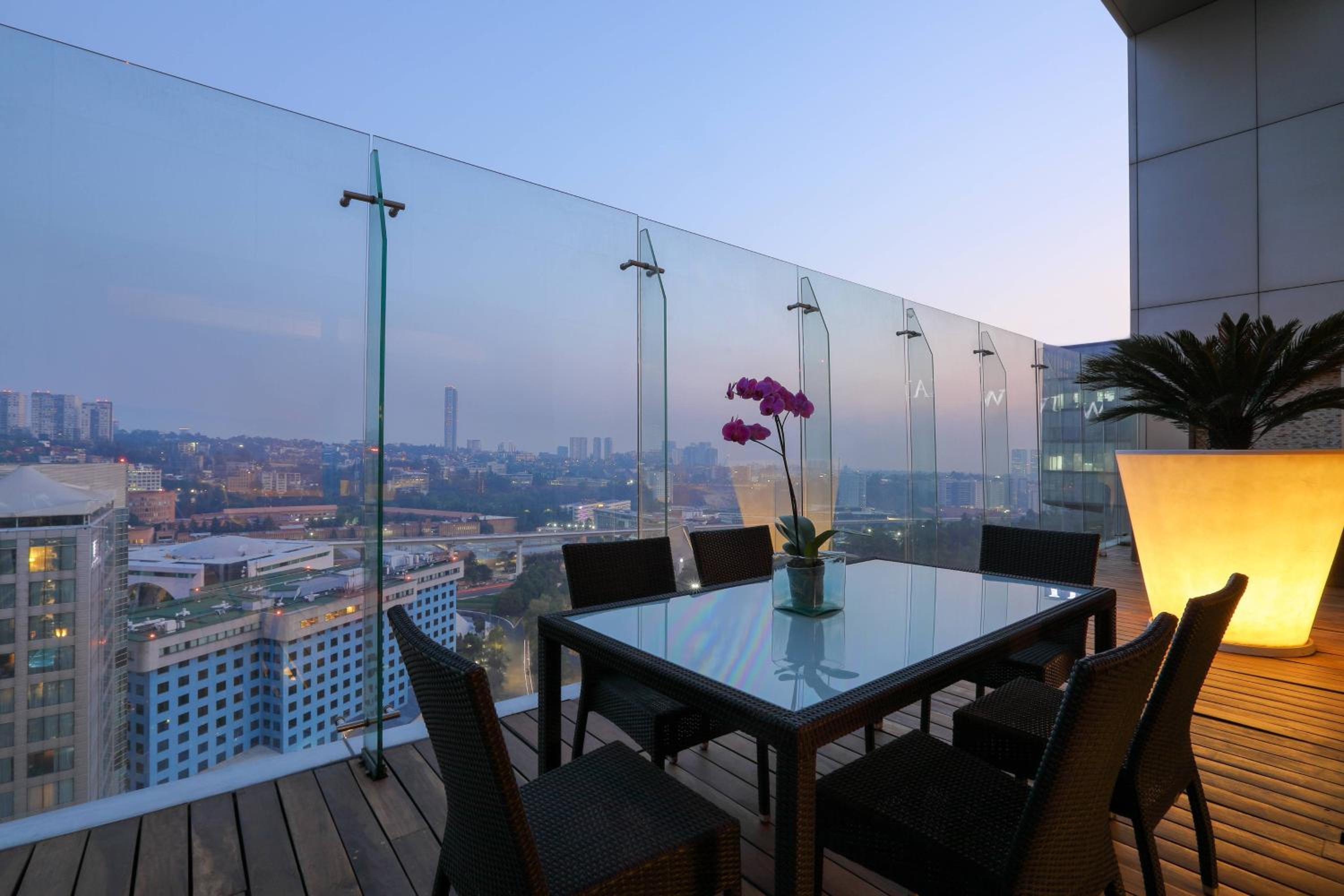 Executive level Guest room, 1 King Bed, City view  - Photo 3