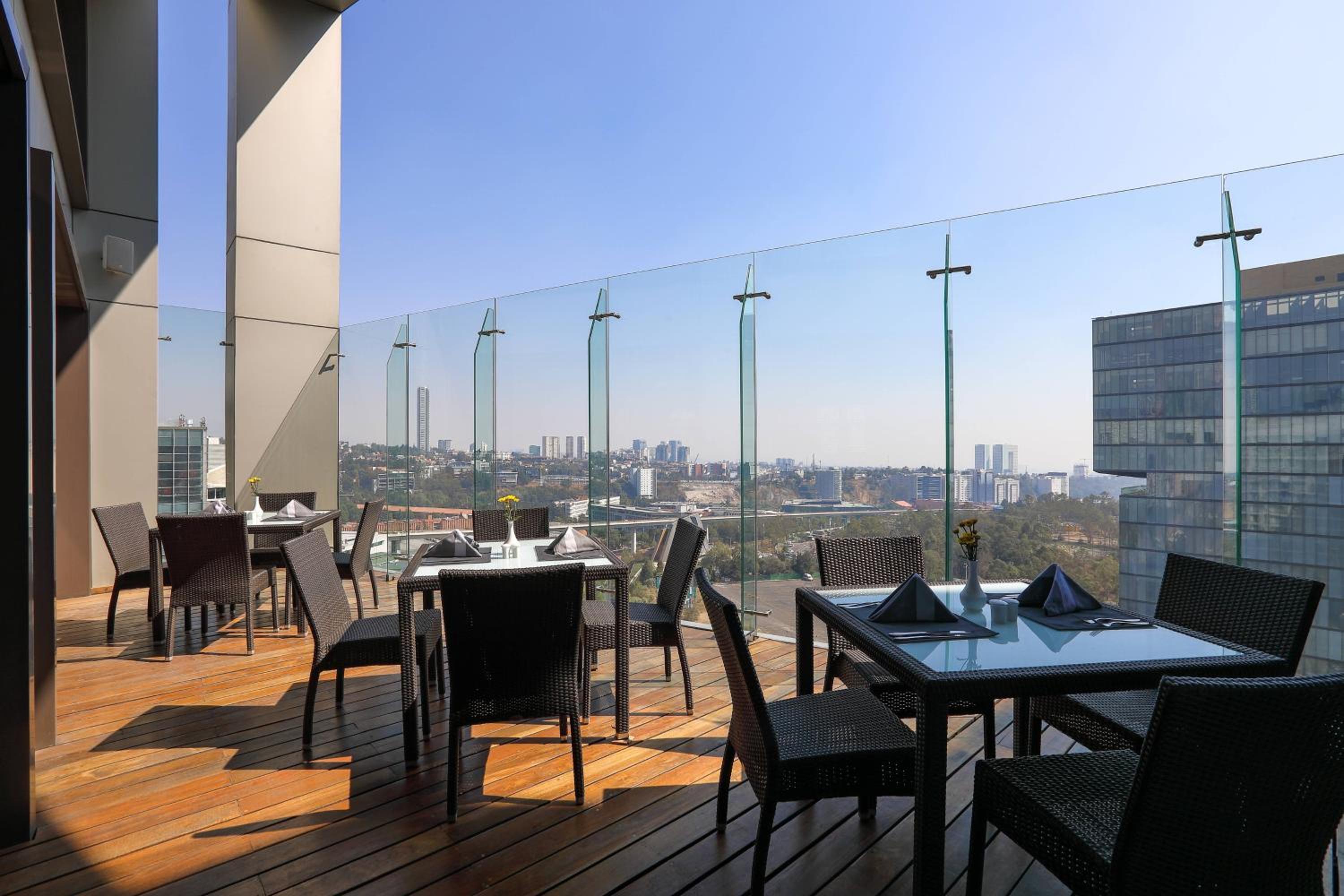 Executive level Guest room, 1 King Bed, City view  - Photo 2
