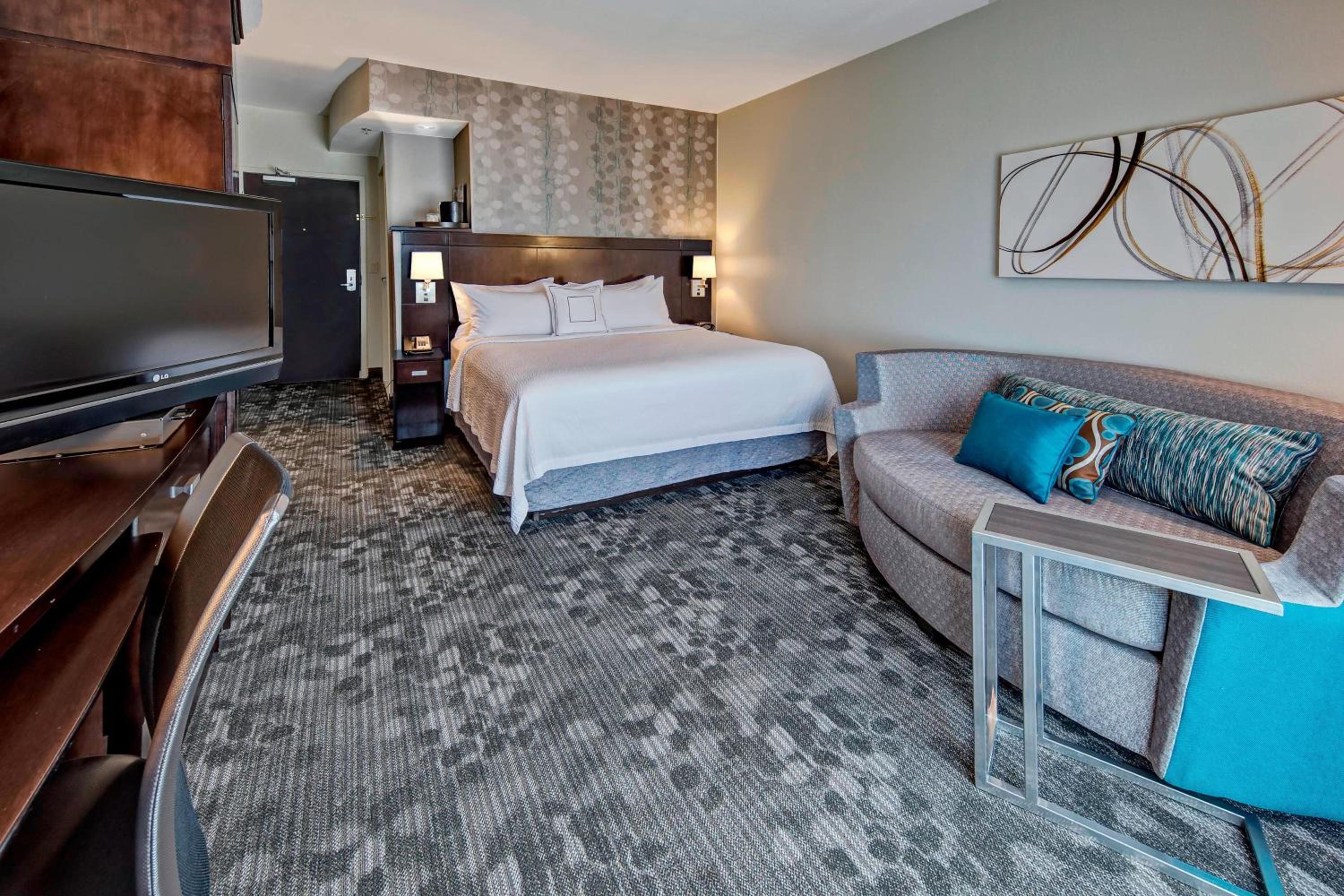 King Room with Sofa Bed - Photo 1