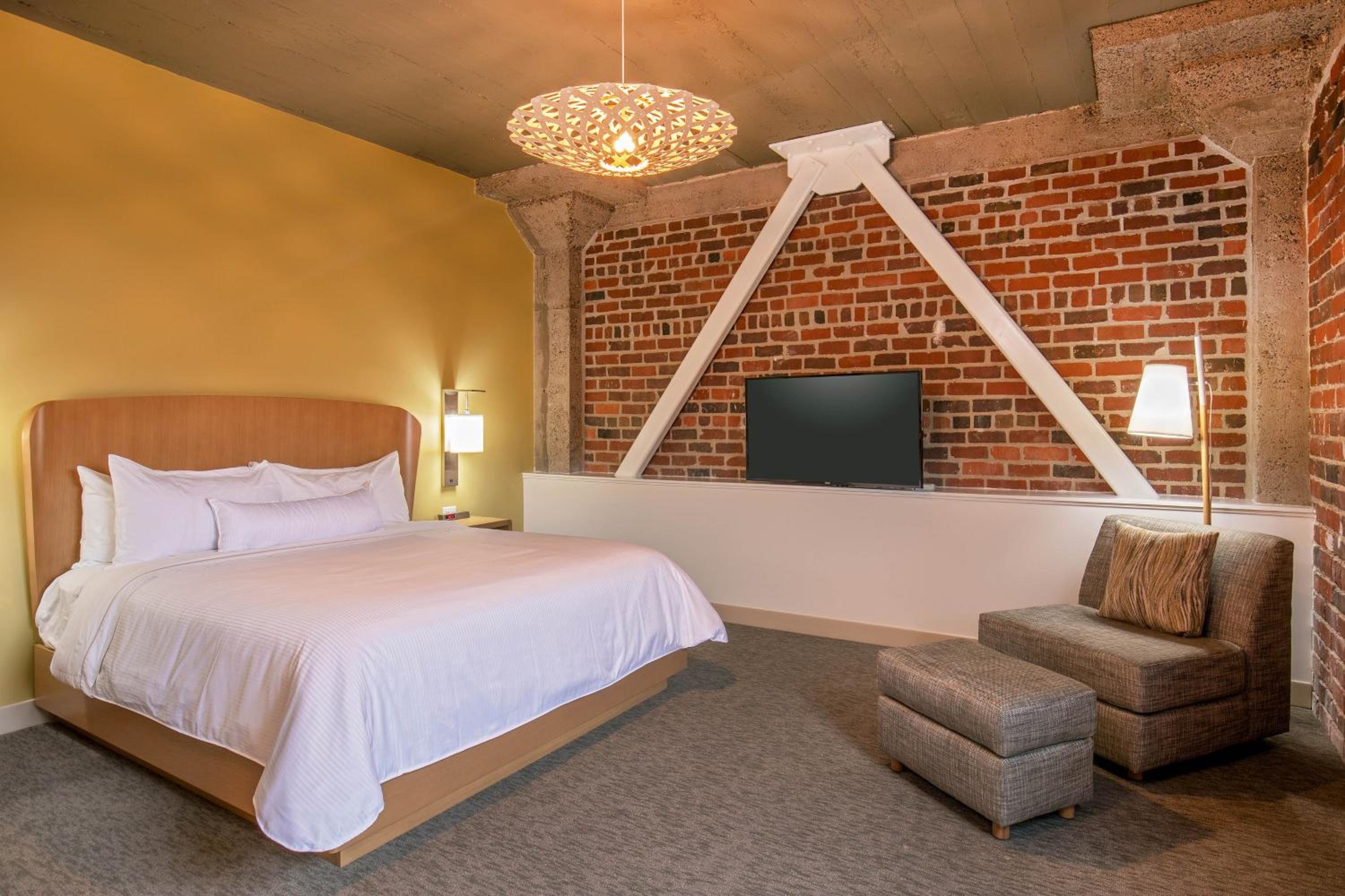 Executive Suite, King, Alternate bed: sofa bed photo 2