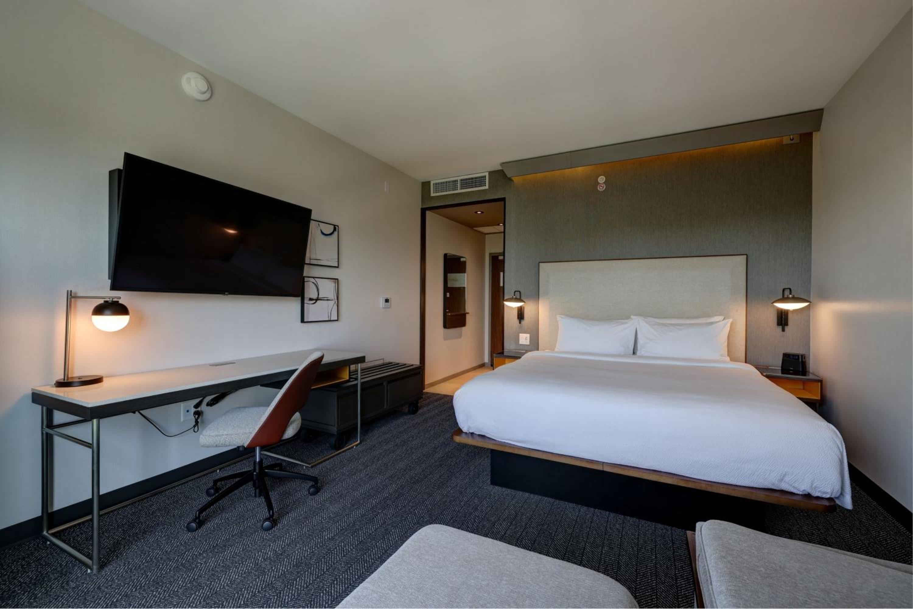 King Guest Room with Sofa Bed - Photo 3