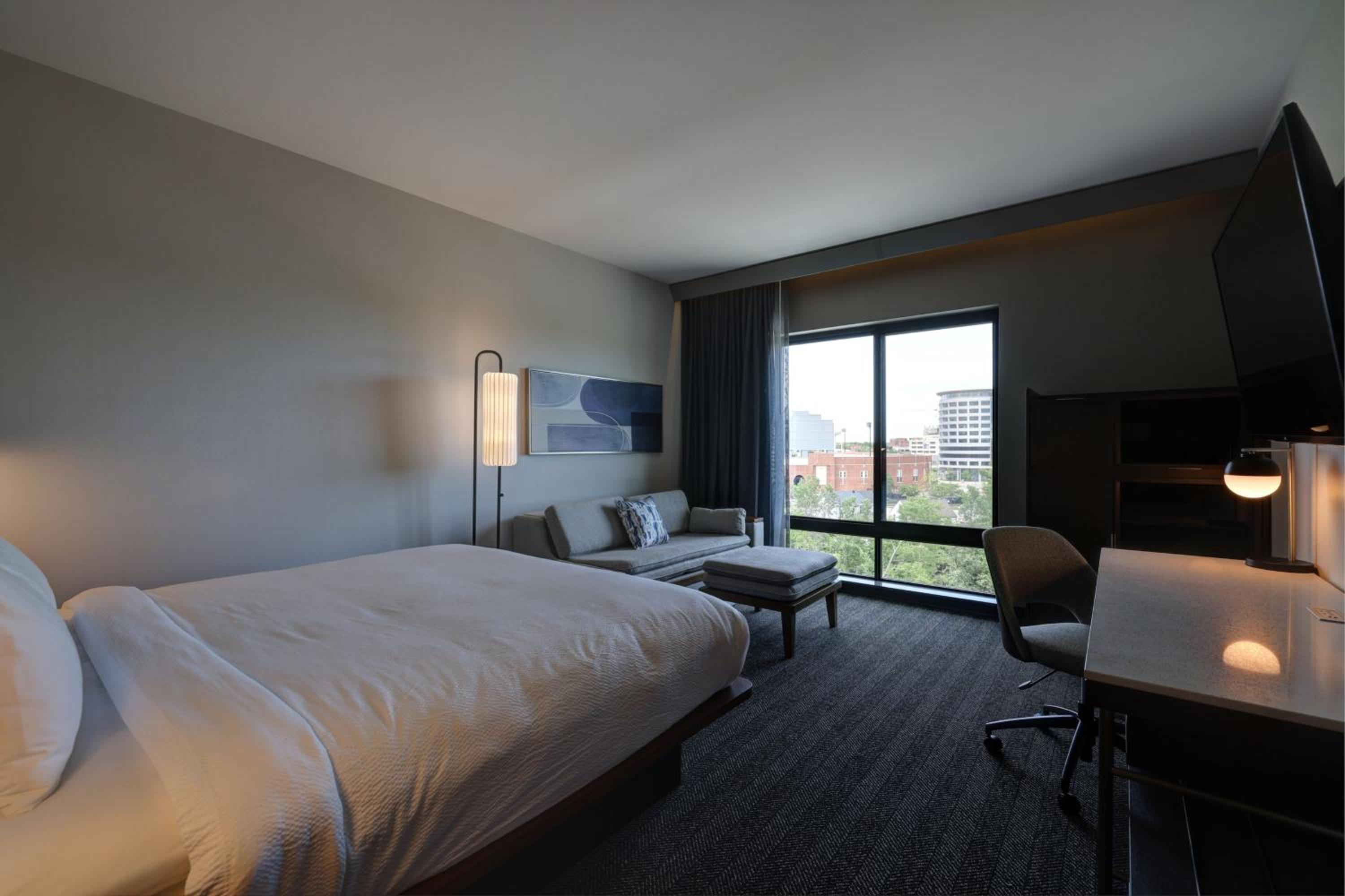 King Guest Room with Sofa Bed - Photo 4