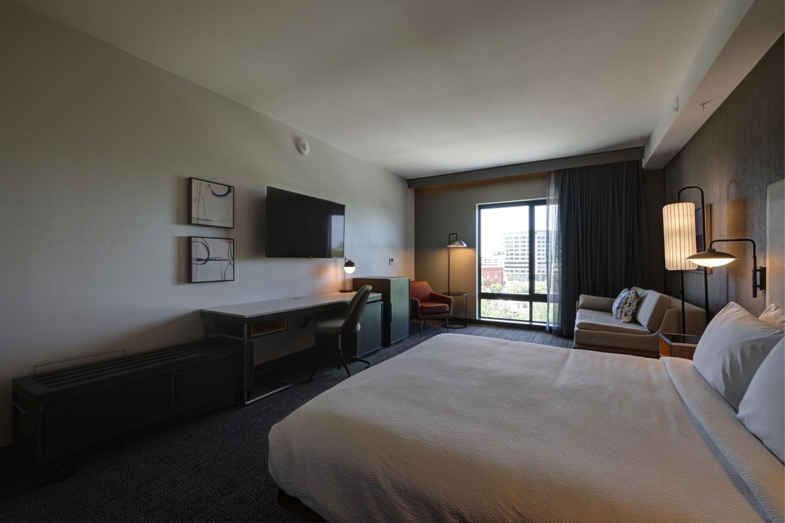 King Guest Room with Sofa Bed - Photo 5