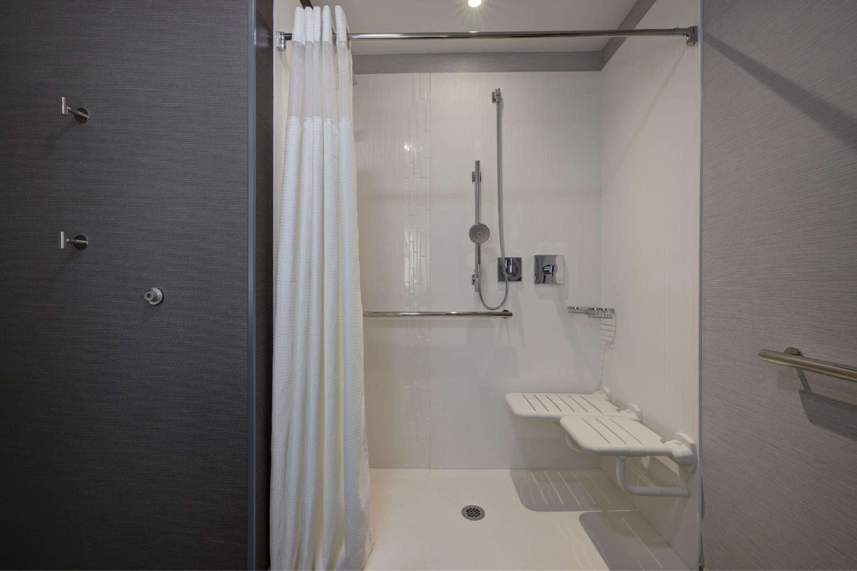 Double Queen Room - Photo 2