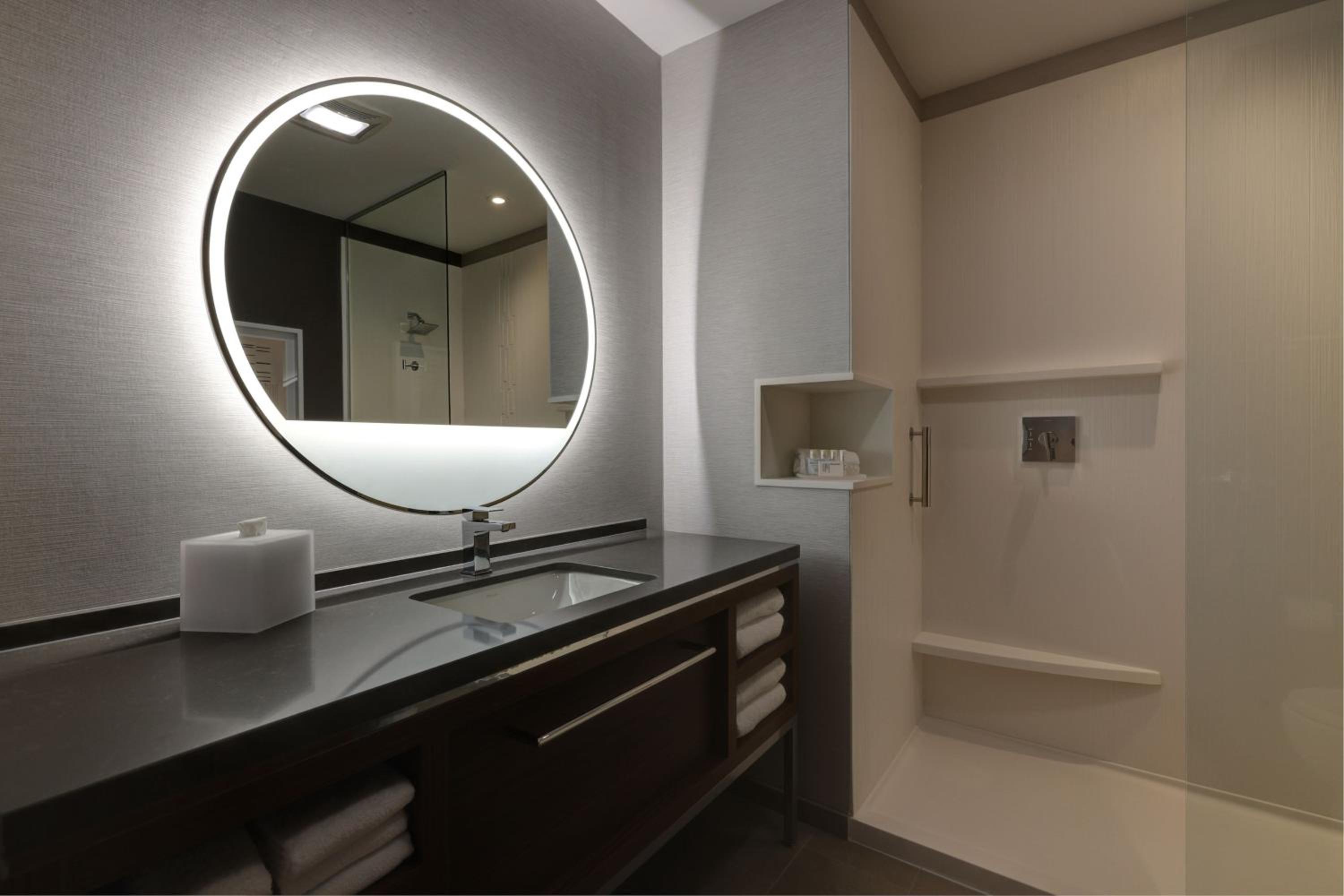 King Guest Room with Sofa Bed - Photo 2