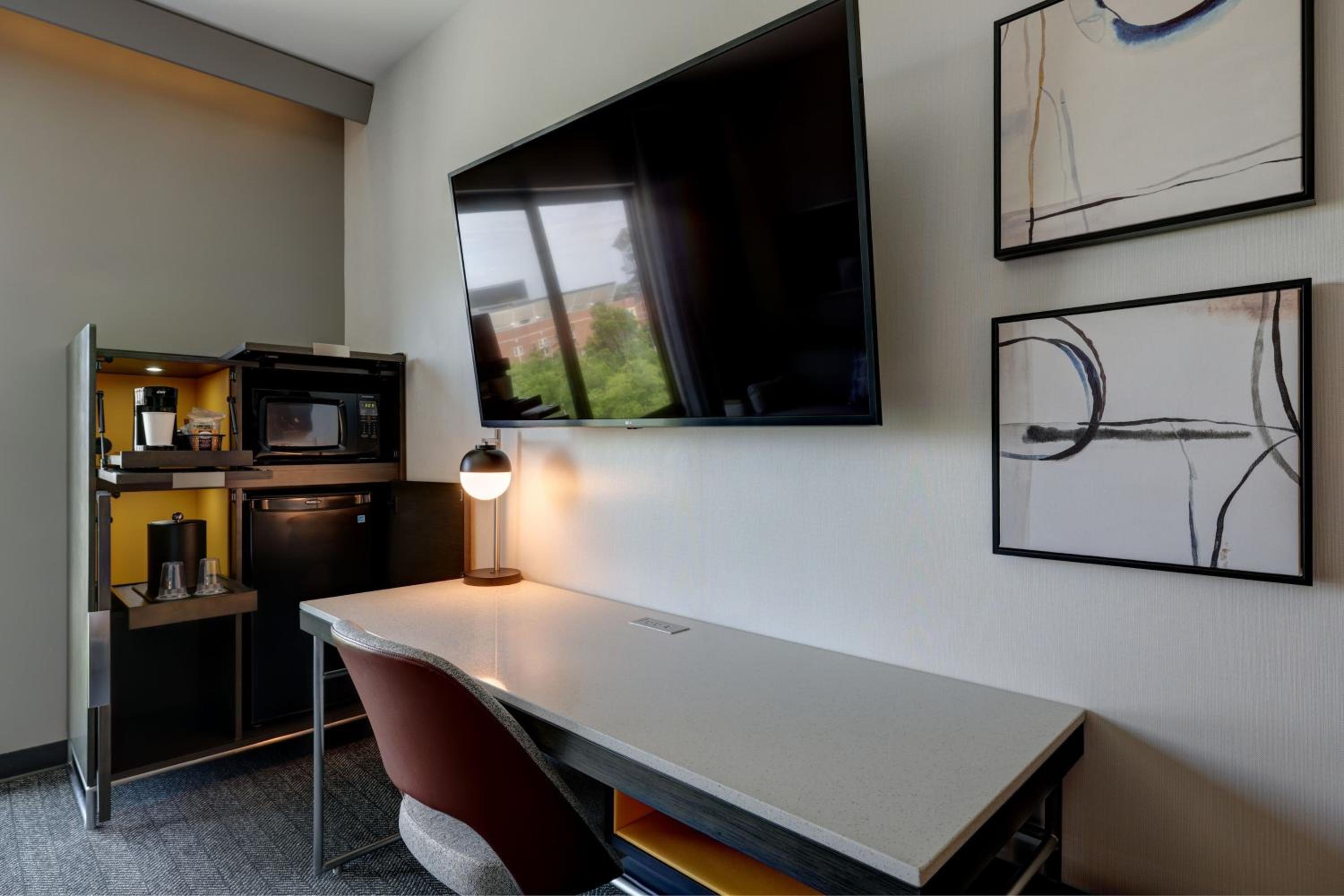 King Guest Room with Sofa Bed - Photo 6