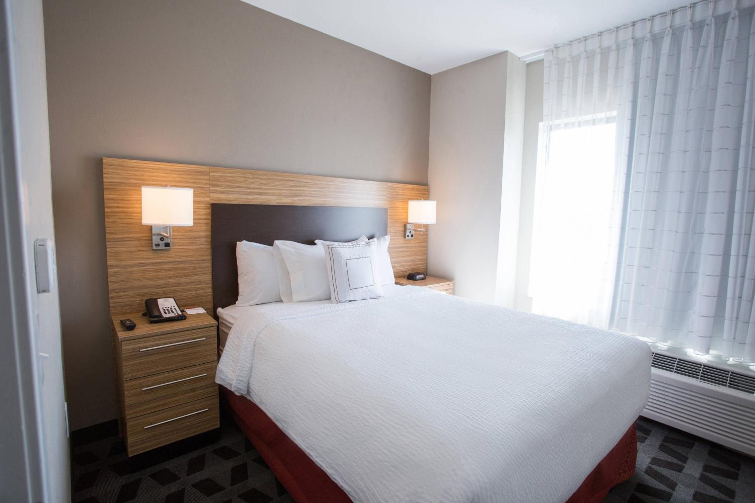 Standard King Room with Roll-in Shower - Mobility Accessible photo 3