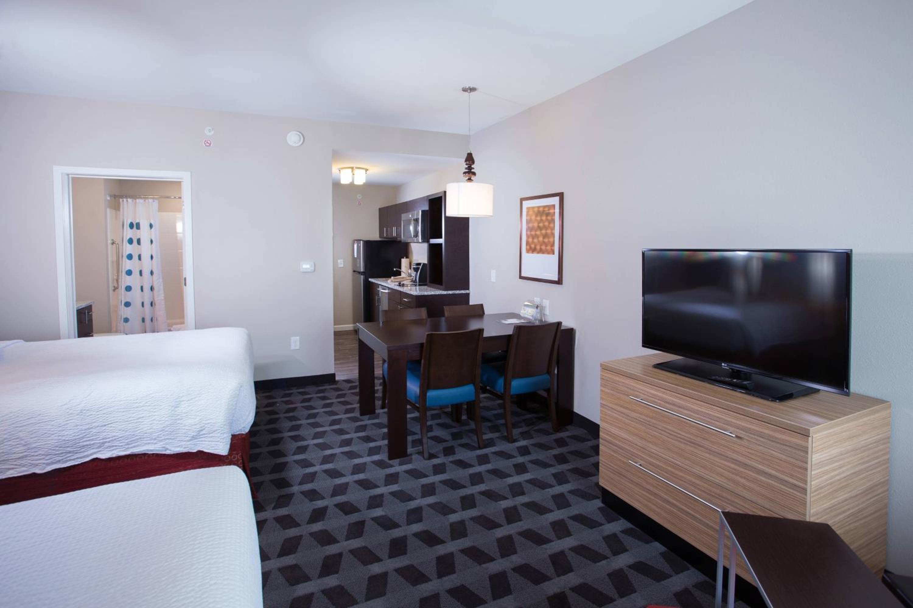 King Studio with Sofa Bed and Adapted Tub - Mobility and Hearing Accessible