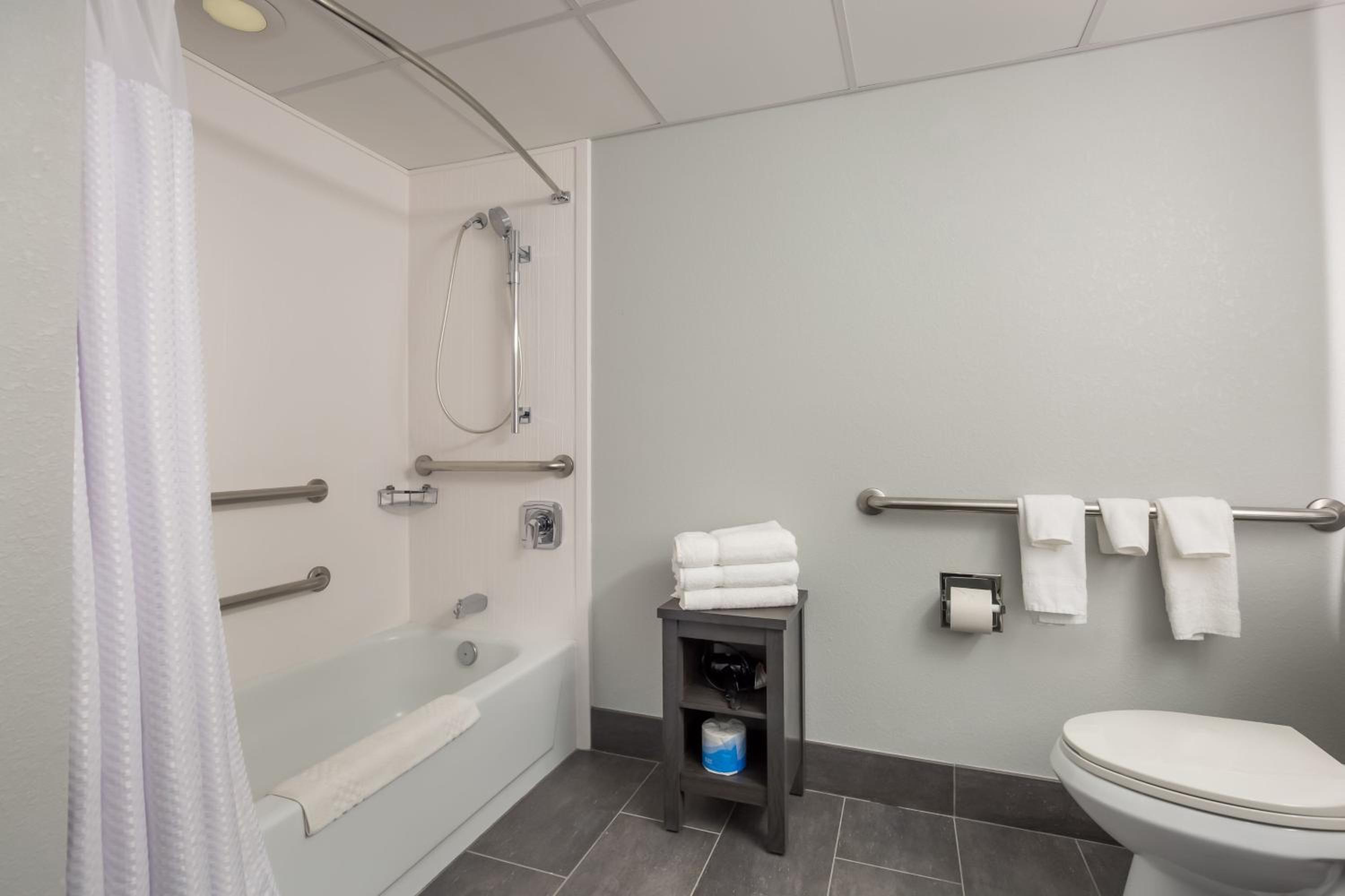 King Room with Adapted Tub - Mobility and Hearing Accessible - Photo 4