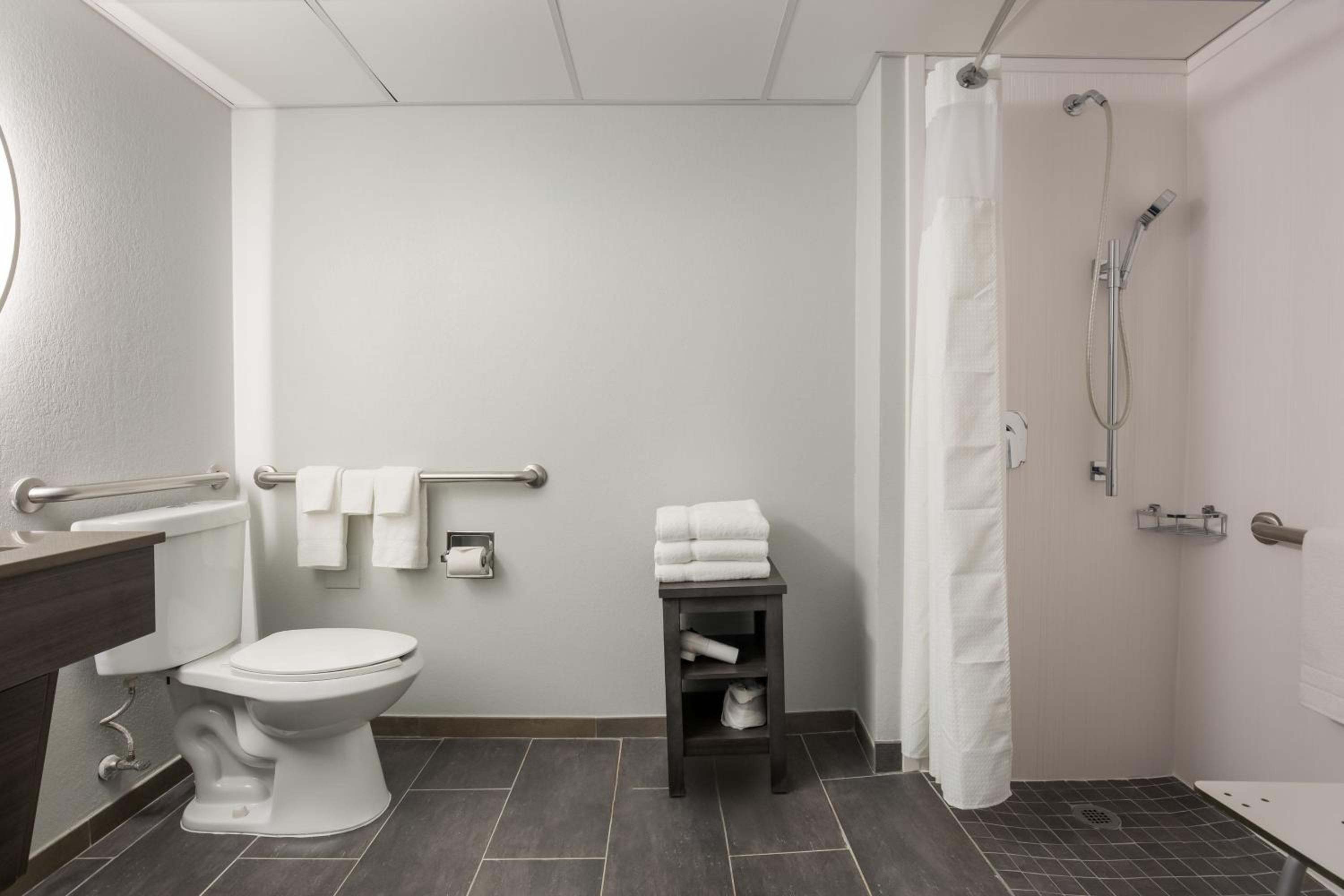 King Room with Adapted Tub - Mobility and Hearing Accessible - Photo 5