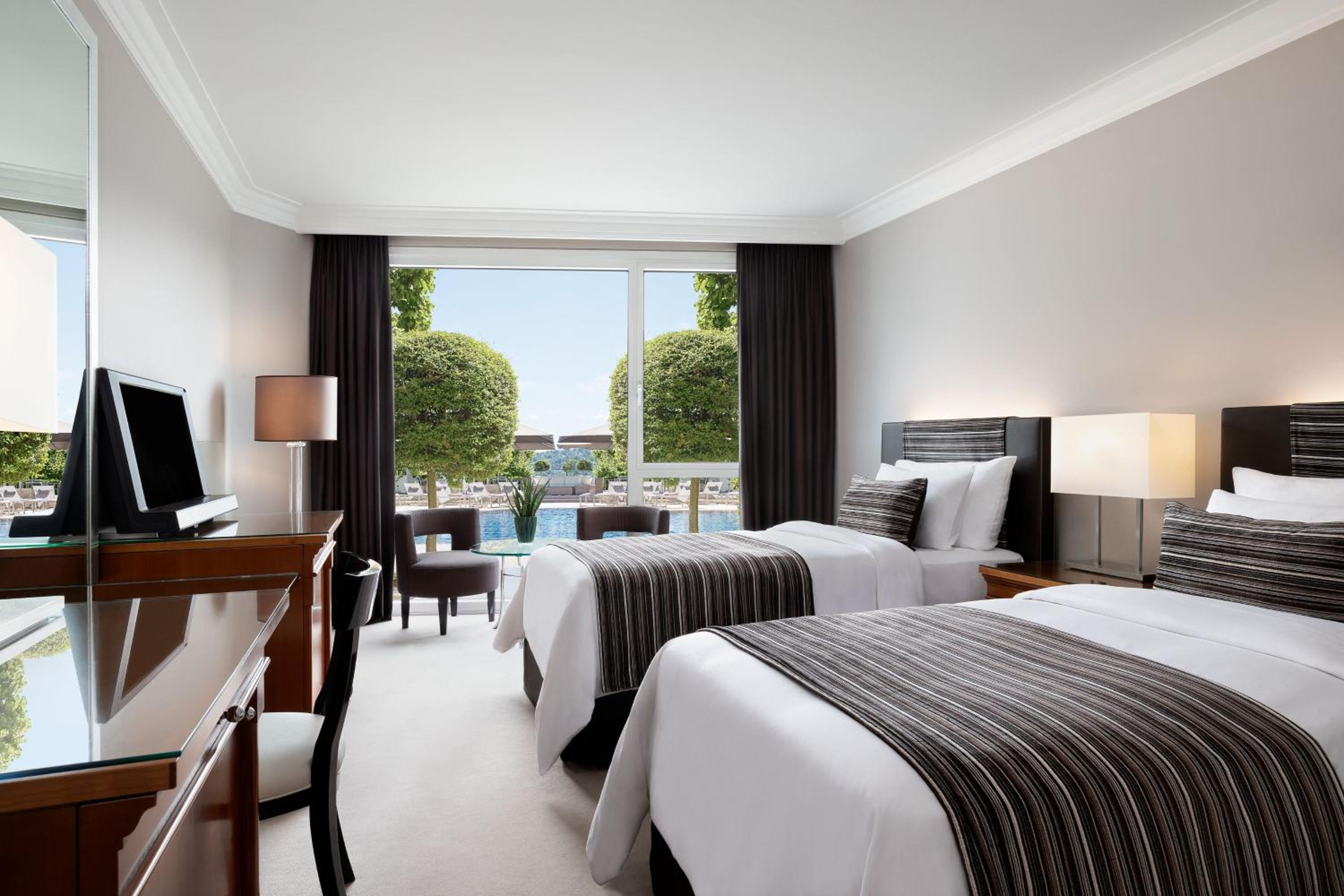 Deluxe King or Twin Room with Pool View thumbnail 6