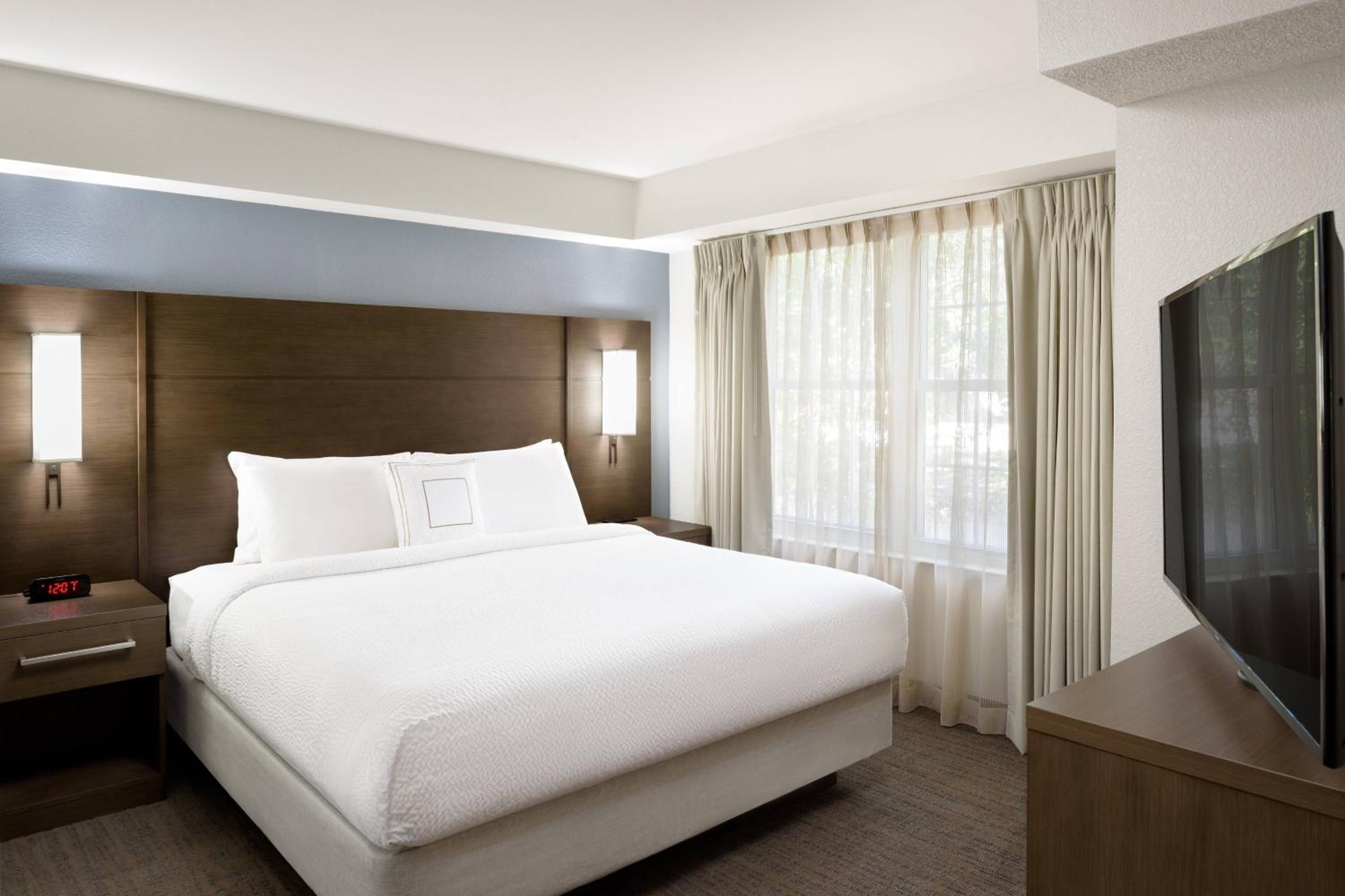 Studio Suite, 1 Queen Bed ADA w/Roll-in Shower