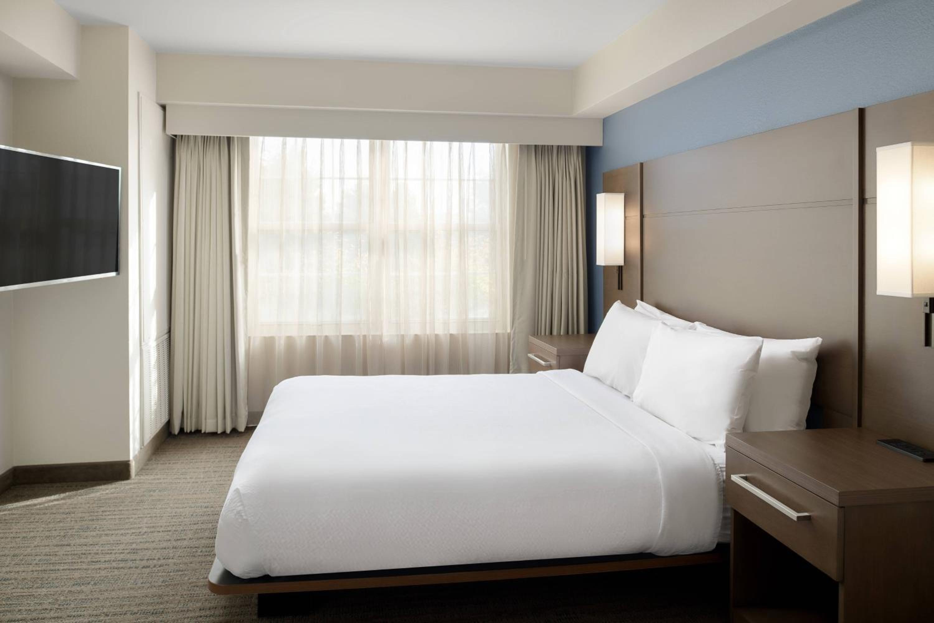 One Bedroom Suite, 1 King Bed & Sofa Bed, Full Kitchen, Shower