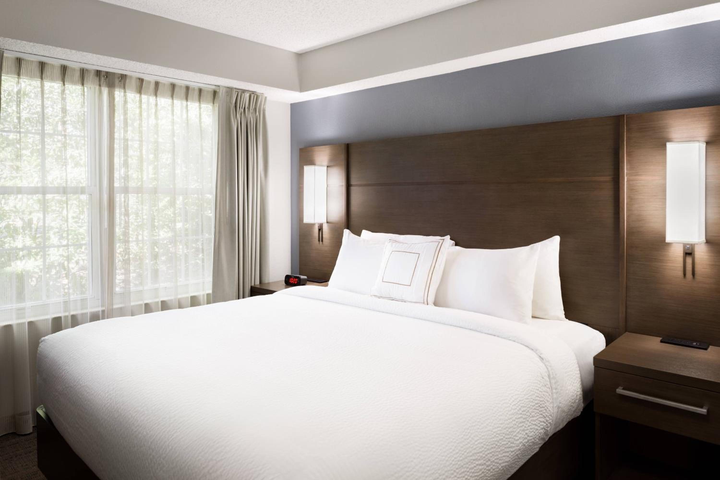 One Bedroom Suite, 1 King Bed, Hearing Visual Impairment w/Shower
