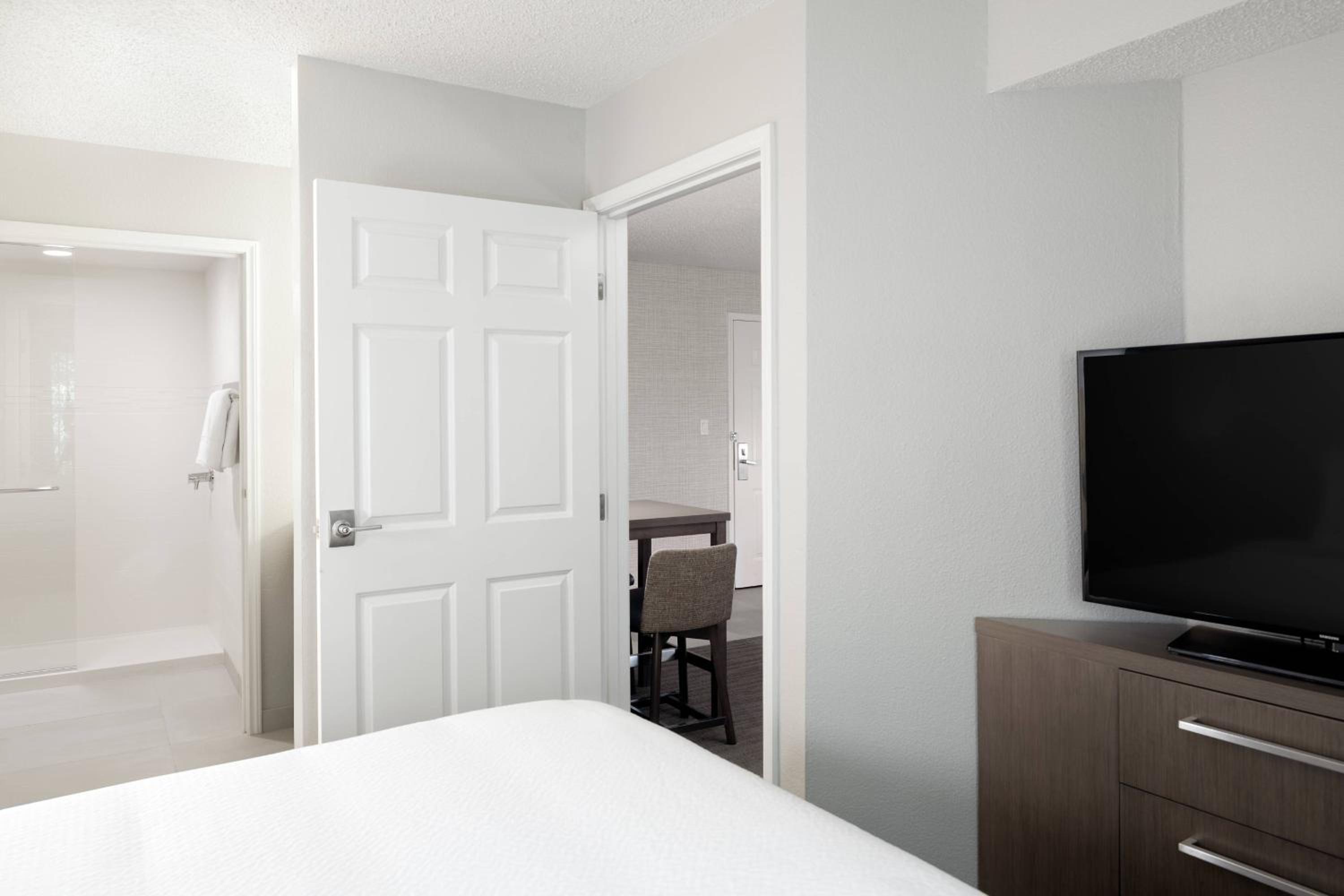 One Bedroom Suite, 1 King Bed & Sofa Bed, Full Kitchen, Shower/Tub